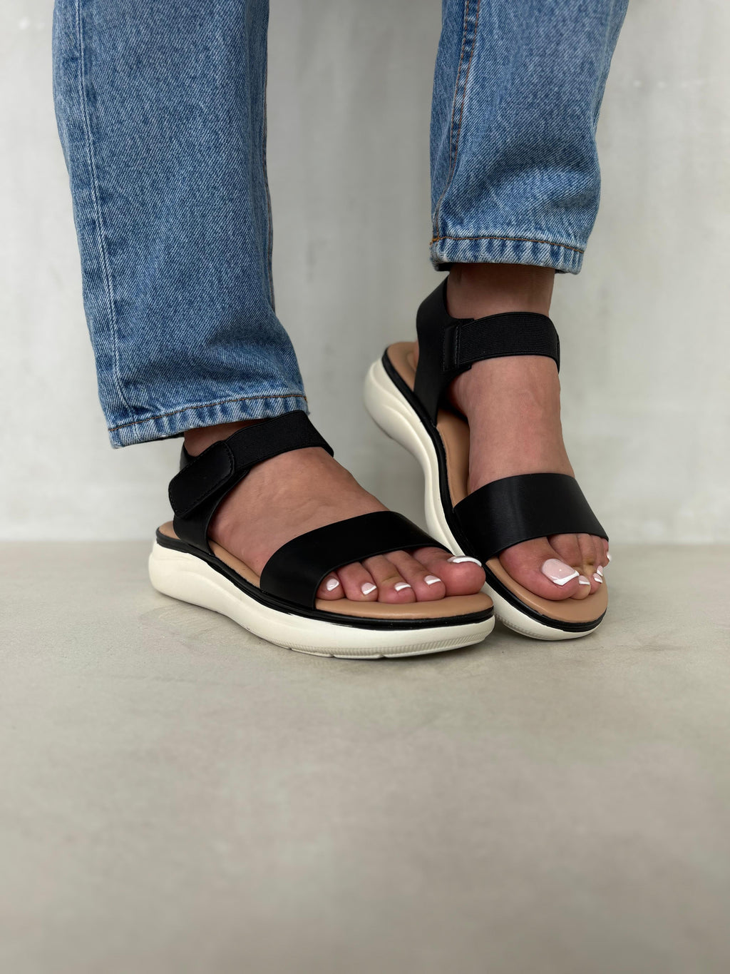 Sandalias Negras Con Plataforma Ergonómica 14359 Con Cierre De Velcro Y Soporte Cómodo En Cada Paso