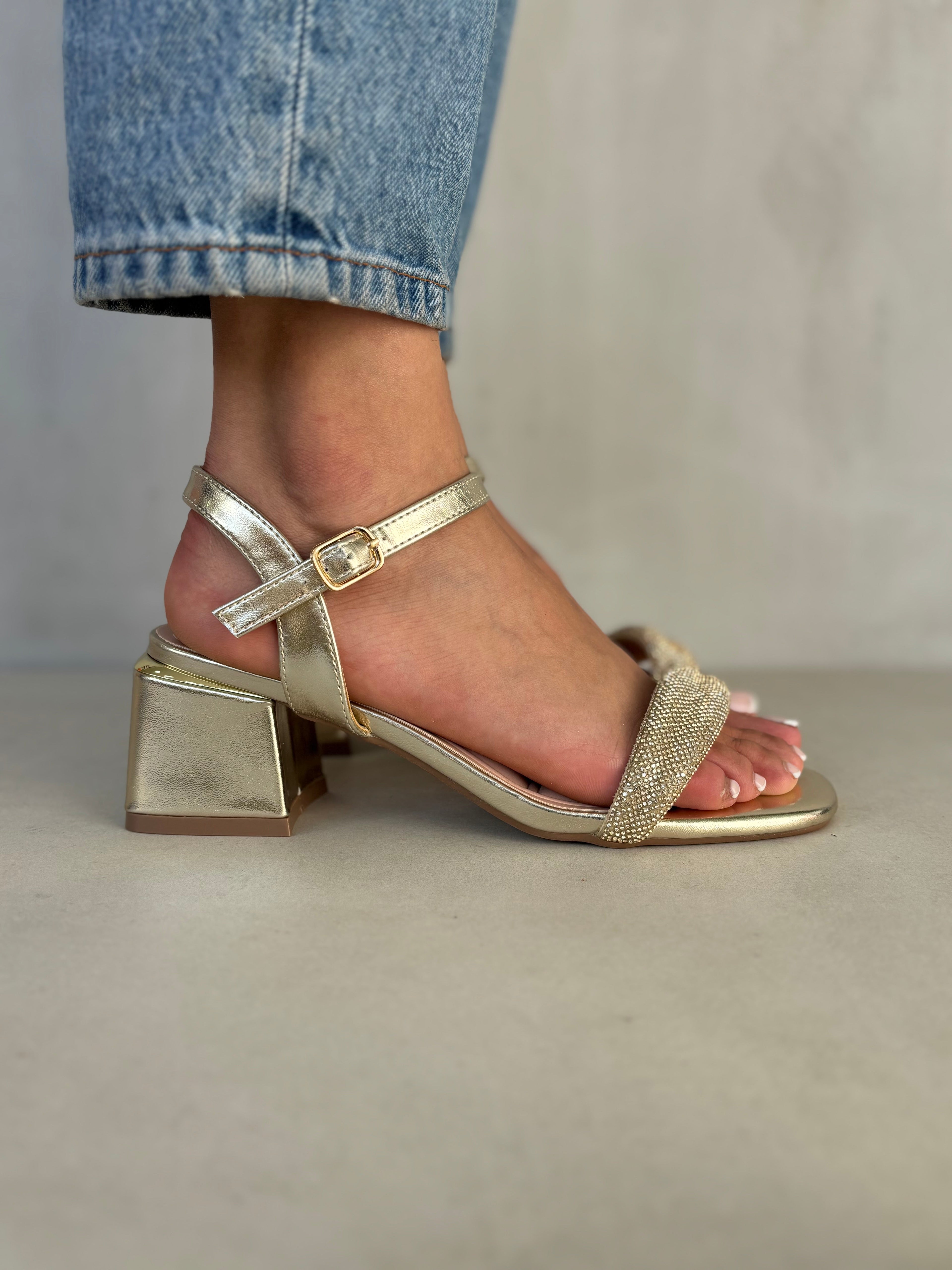 Sandalias Glam Dorado 14338 Con Pulsera Ajustable Y Detalles Brillantes Y Tacón Cuadrado