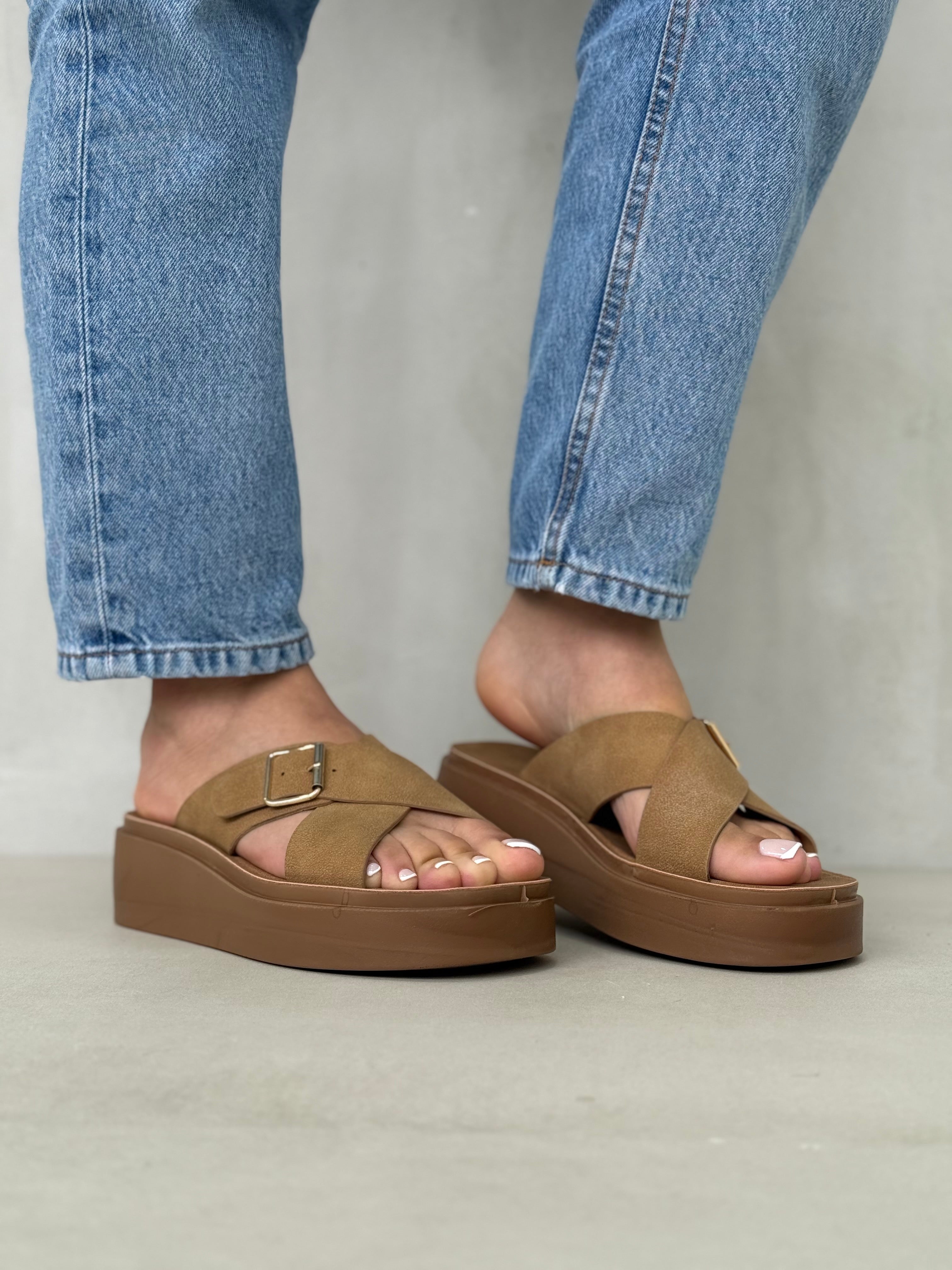 Sandalias Con Plataforma + Tiras Anchas Cruzadas En Negro Y Hebilla Metálica + Estilo Urbano + 14087