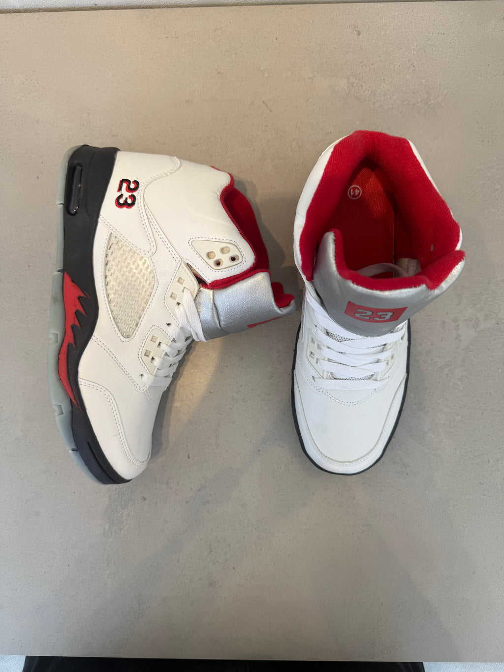 Tenis hombre blanco con detalles en rojo, cierre con cordones, entresuela acolchada y suela de goma 14137