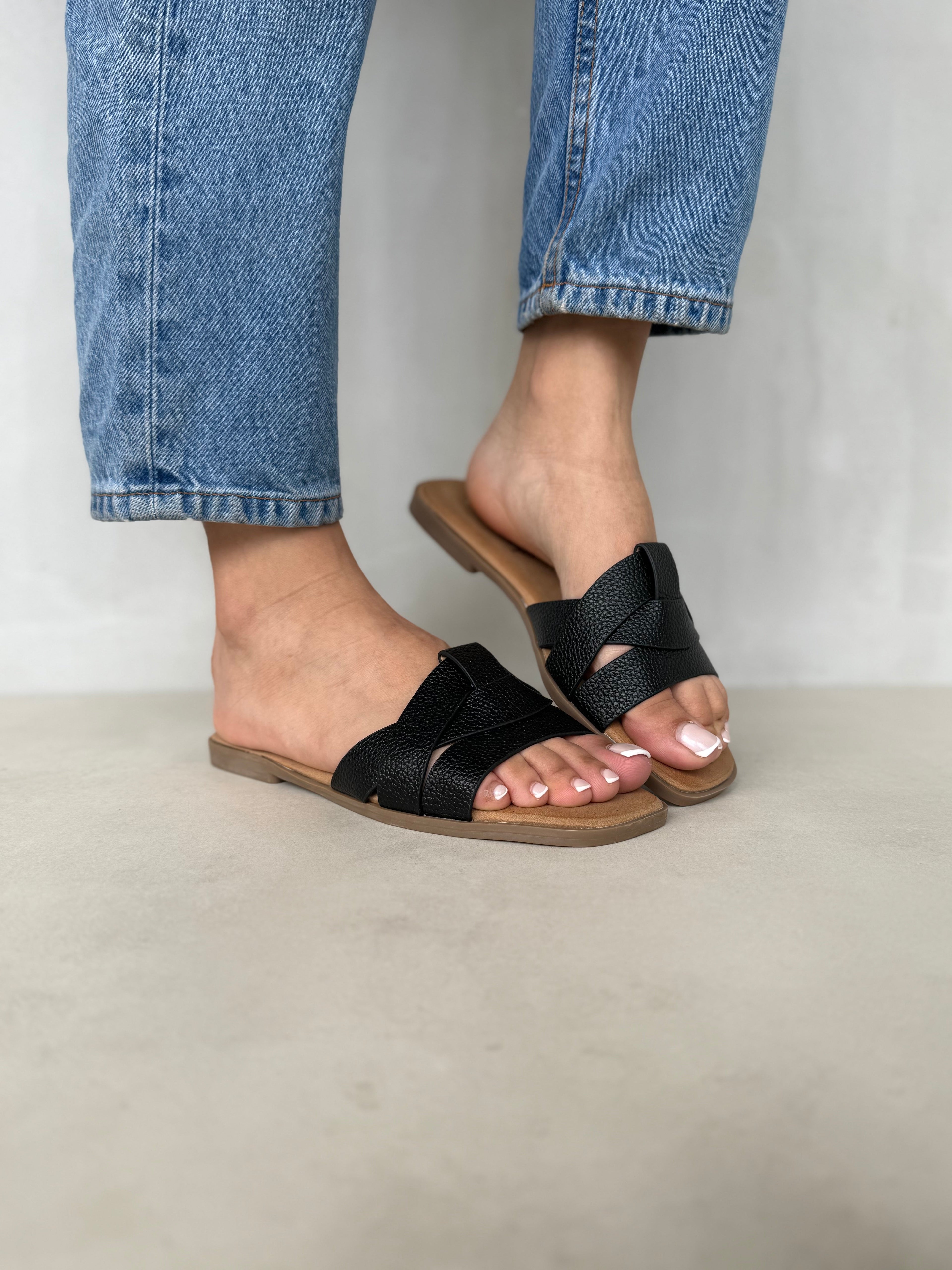 Sandalias Planas Entrelazadas Doradas 14018 Elegancia Sutil Y Comodidad Ligera Para Todo El Día