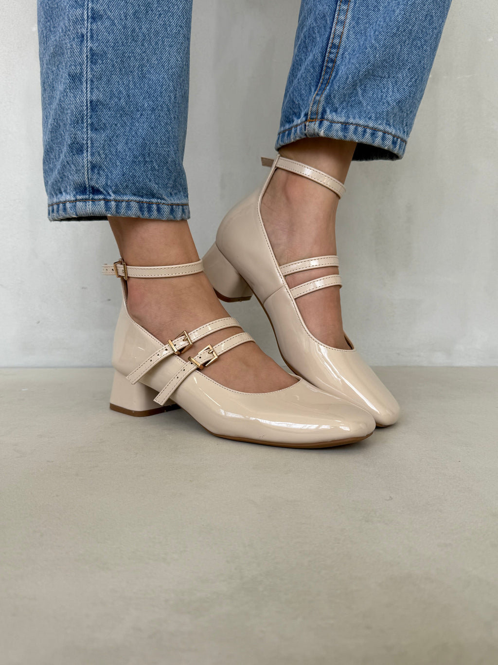 Mary Jane Beige De Charol Con Doble Correa Tacón Bajo 14312 Estilo Clásico Y Sofisticado