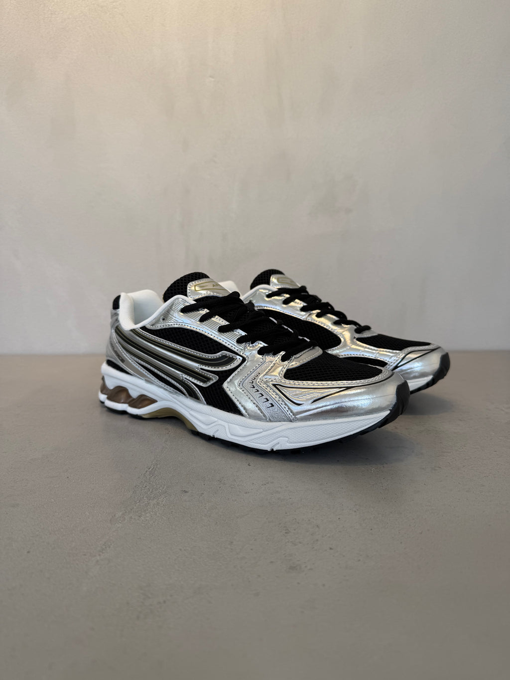 Tenis Con Acabado Gris Y Negro, Cierre Con Cordones, Suela Acolchada Y Estilo Urbano – 14646