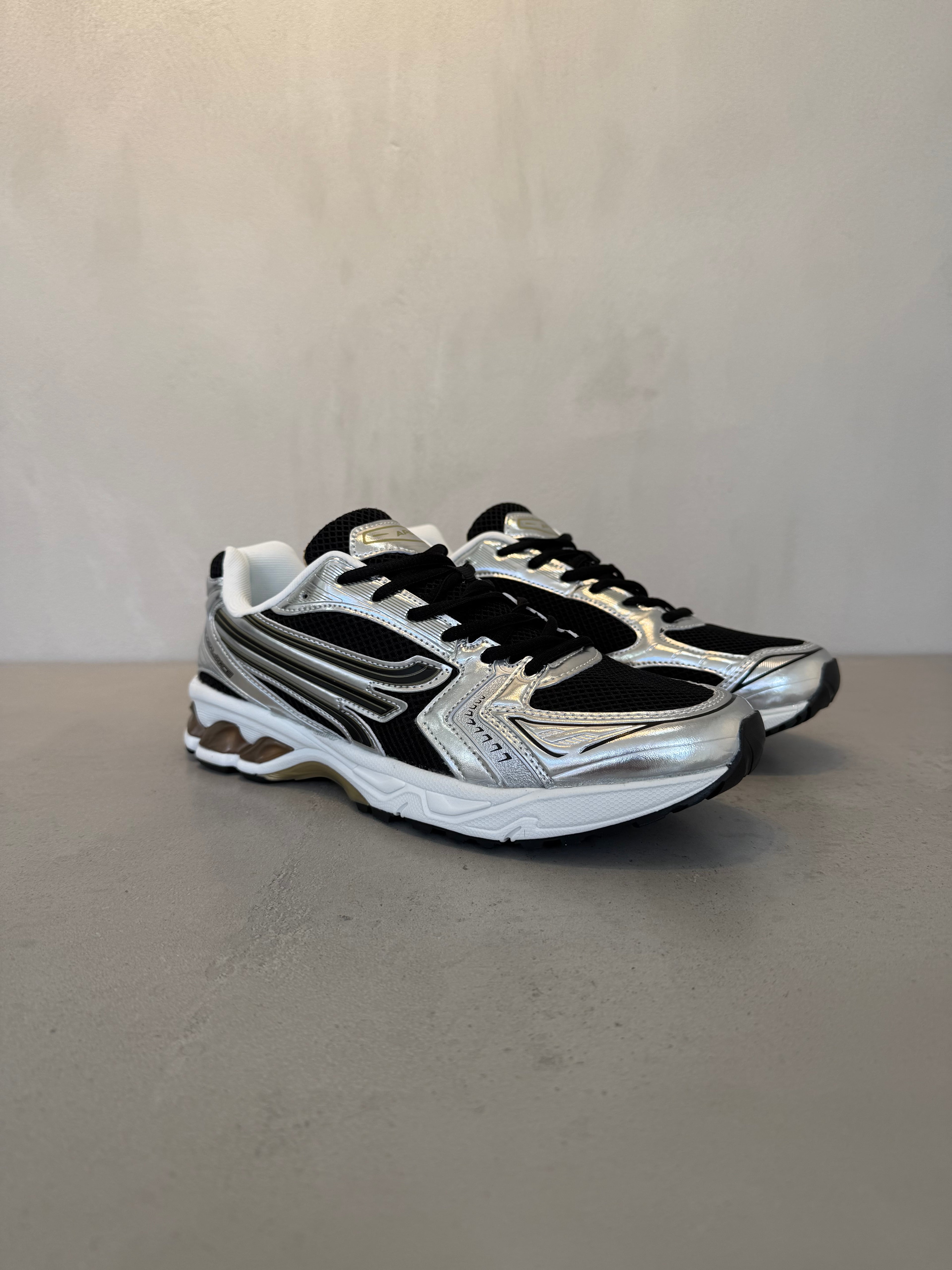 Tenis Con Acabado Gris Y Negro, Cierre Con Cordones, Suela Acolchada Y Estilo Urbano – 14646