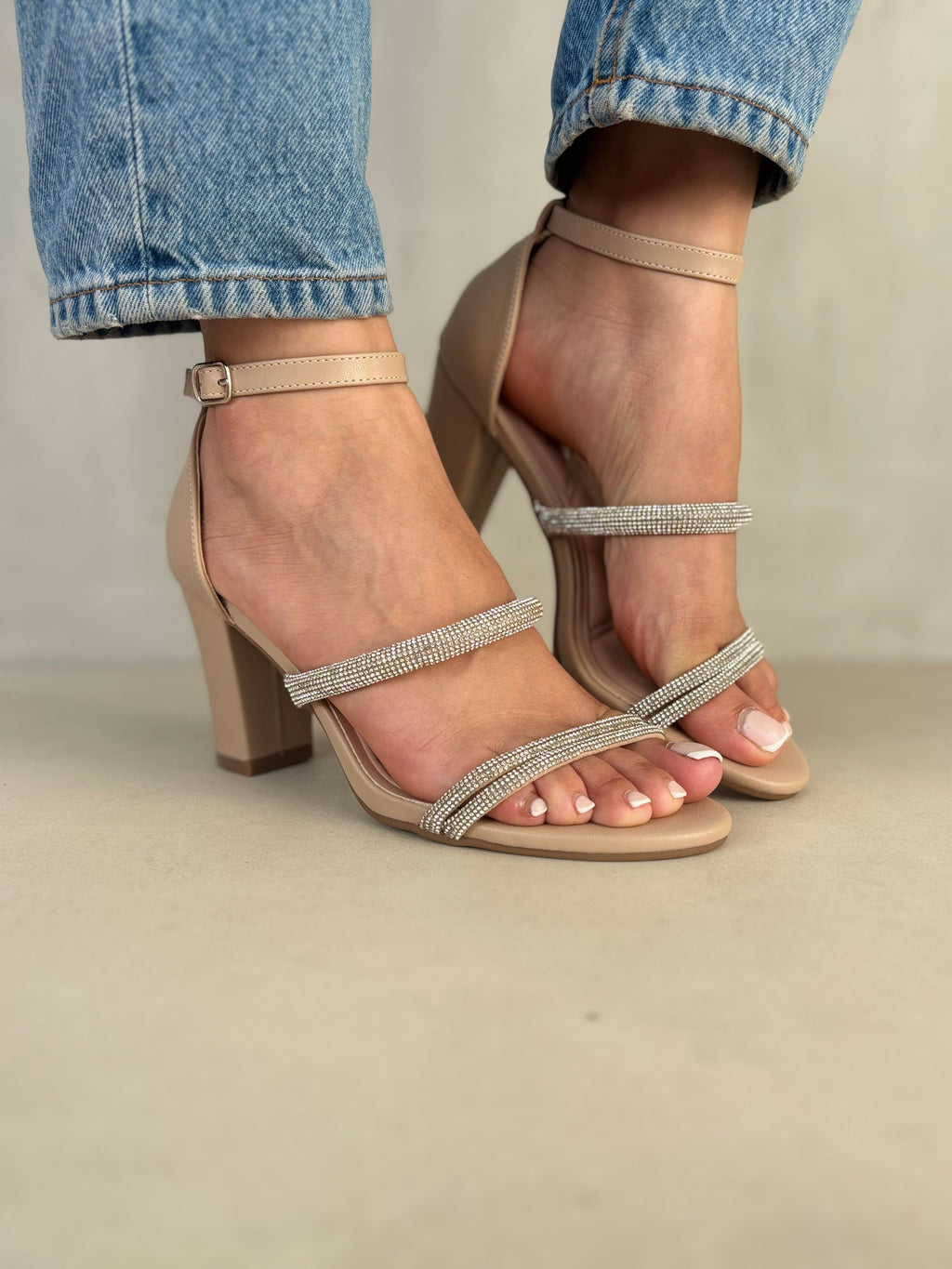 Sandalias Beige Glamour 14329 Con Tiras Decoradas Con Cristales Brillantes Y Tacón Cuadrado Para Comodidad Y Estabilidad