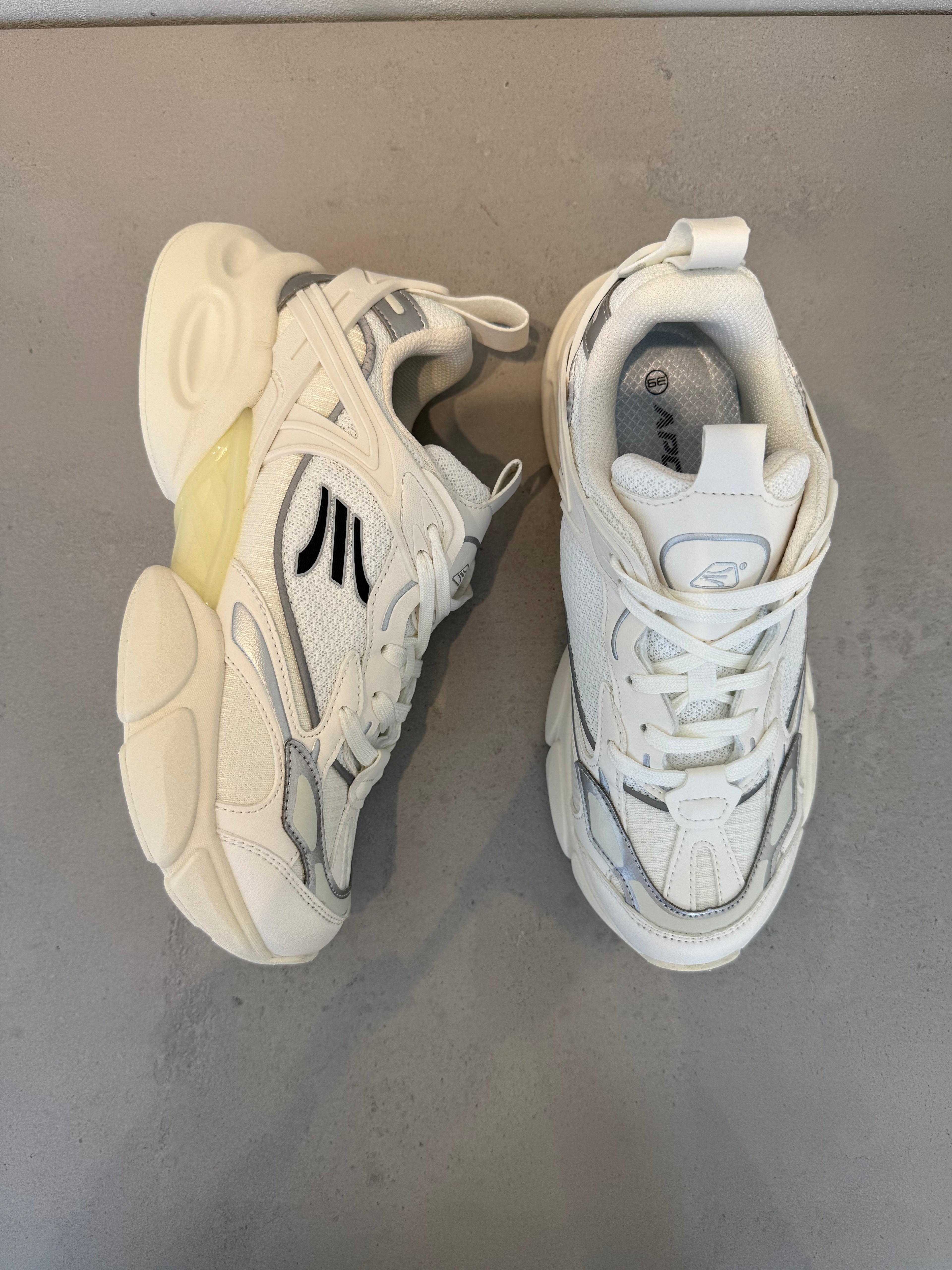 Tenis Off White con Cordones y Lengüeta Acolchada, Silueta Contemporánea, Suela de Goma 14643