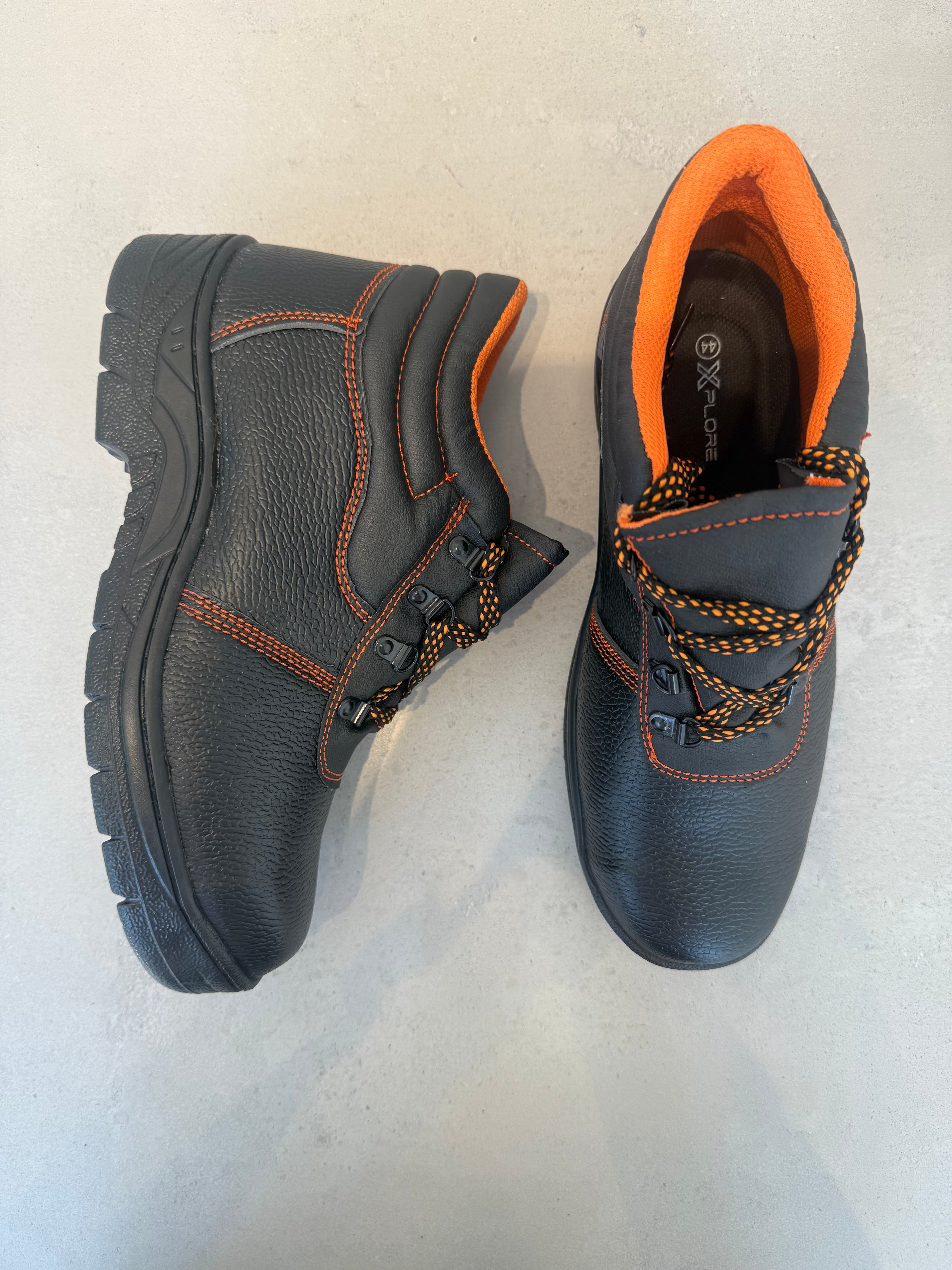 Zapato de Seguridad en Naranja y Negro con Puntera de Acero y Look Técnico y Moderno – XPL-017-M1