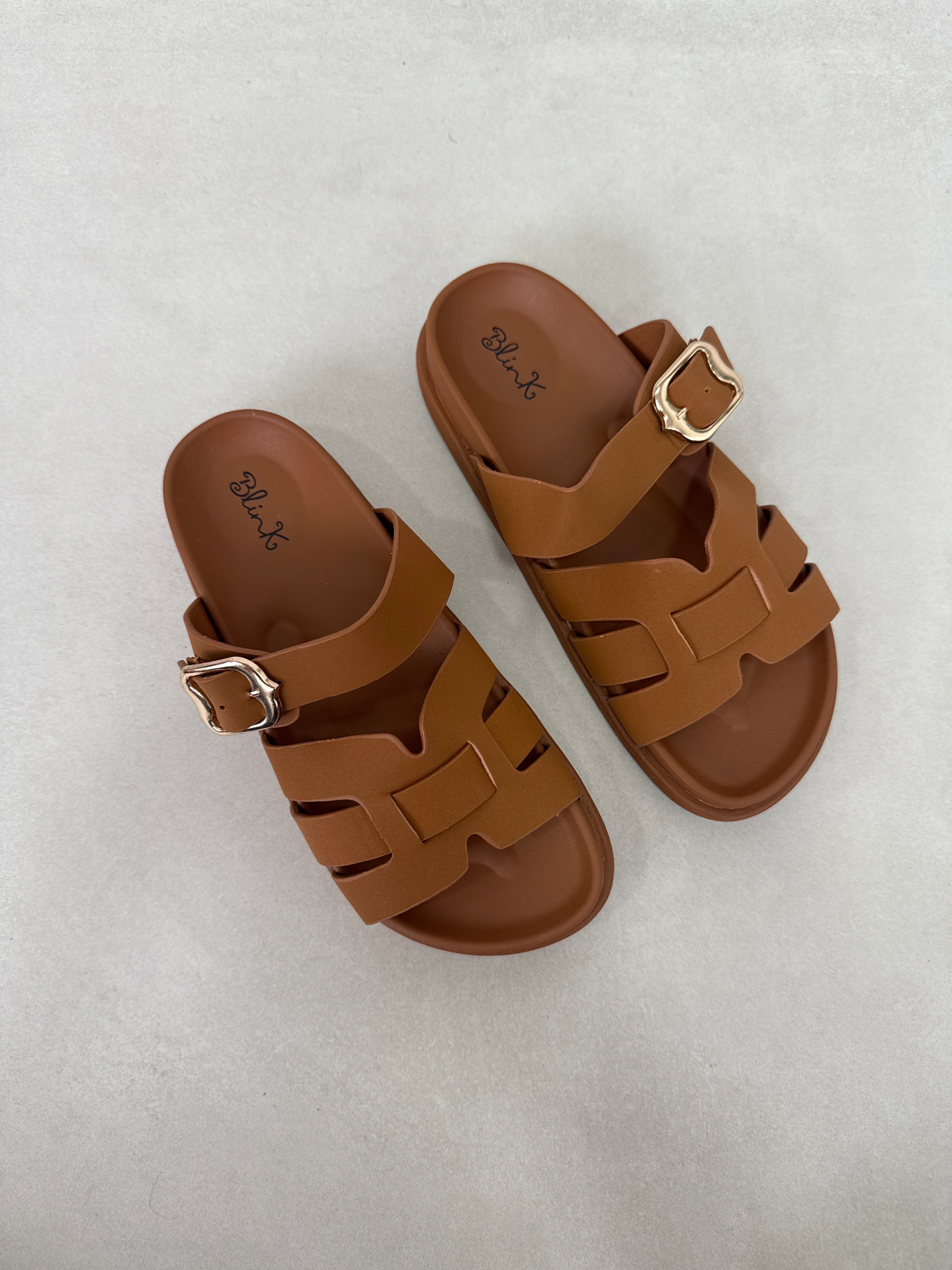 Sandalias Camel Entrelazadas 14482 Con Hebilla Dorada Y Diseño Entrelazado Sofisticado