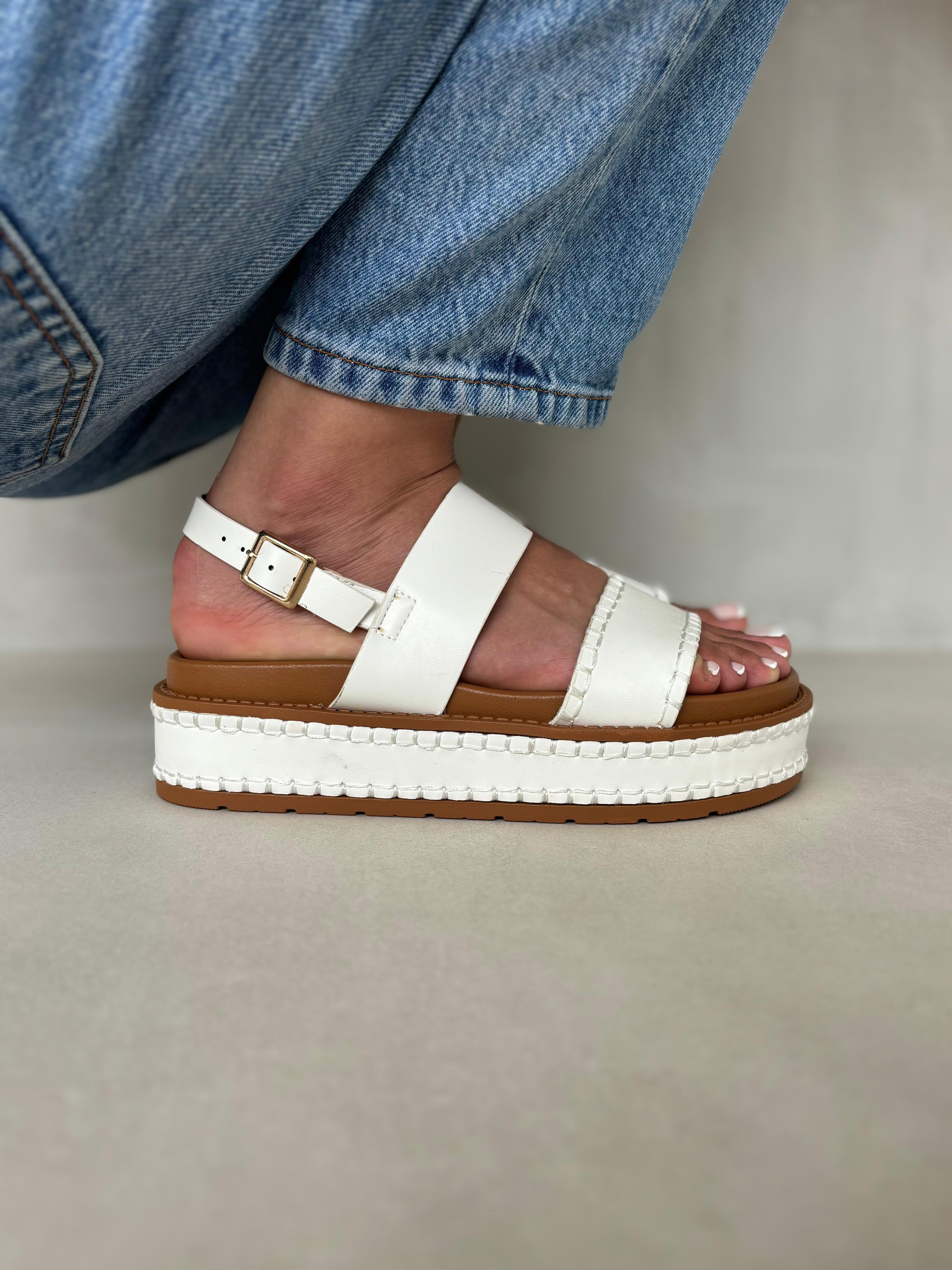Sandalias Camel 14352 Con Plataforma Alta Y Tiras Anchas Con Hebilla Dorada Y Detalles De Costura Blanca