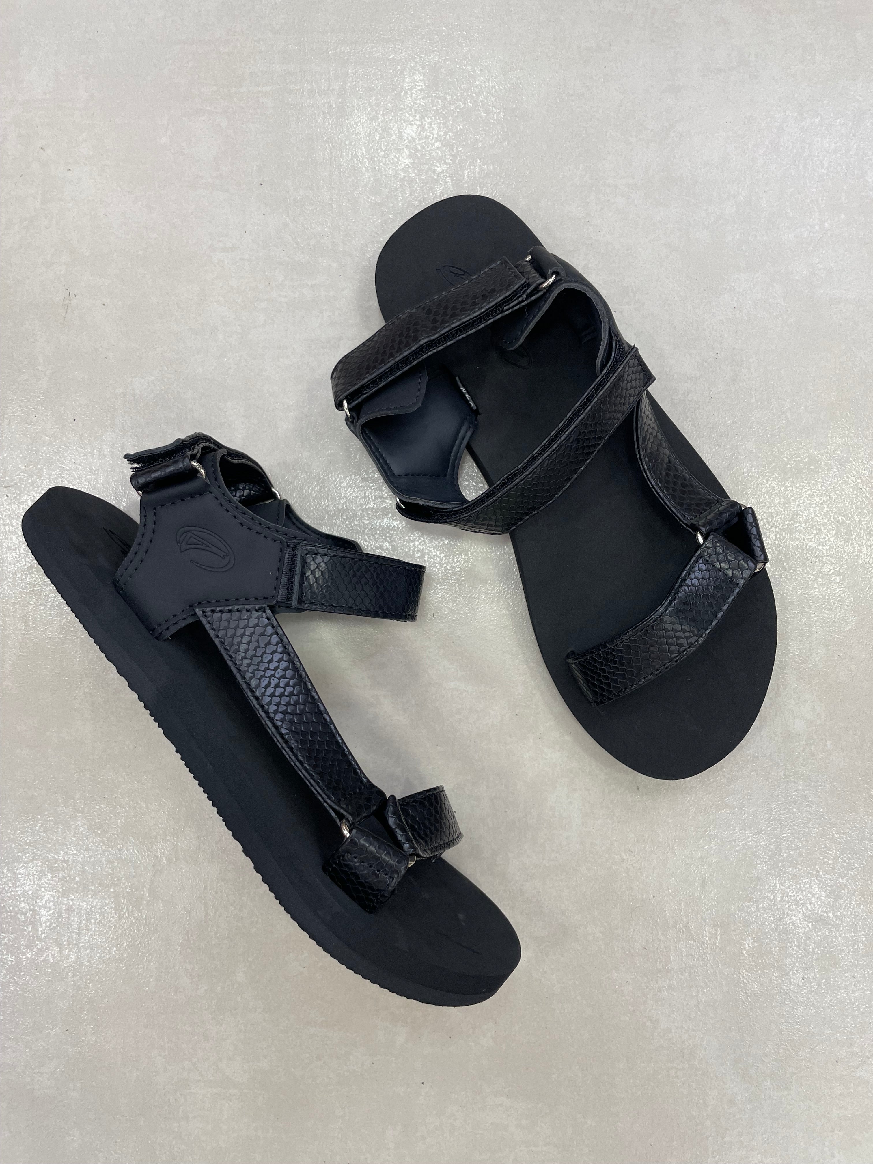 Sandalias Negras Con Correas Ajustables 14379 Con Plantilla Acolchada Y Suela Ultraligera