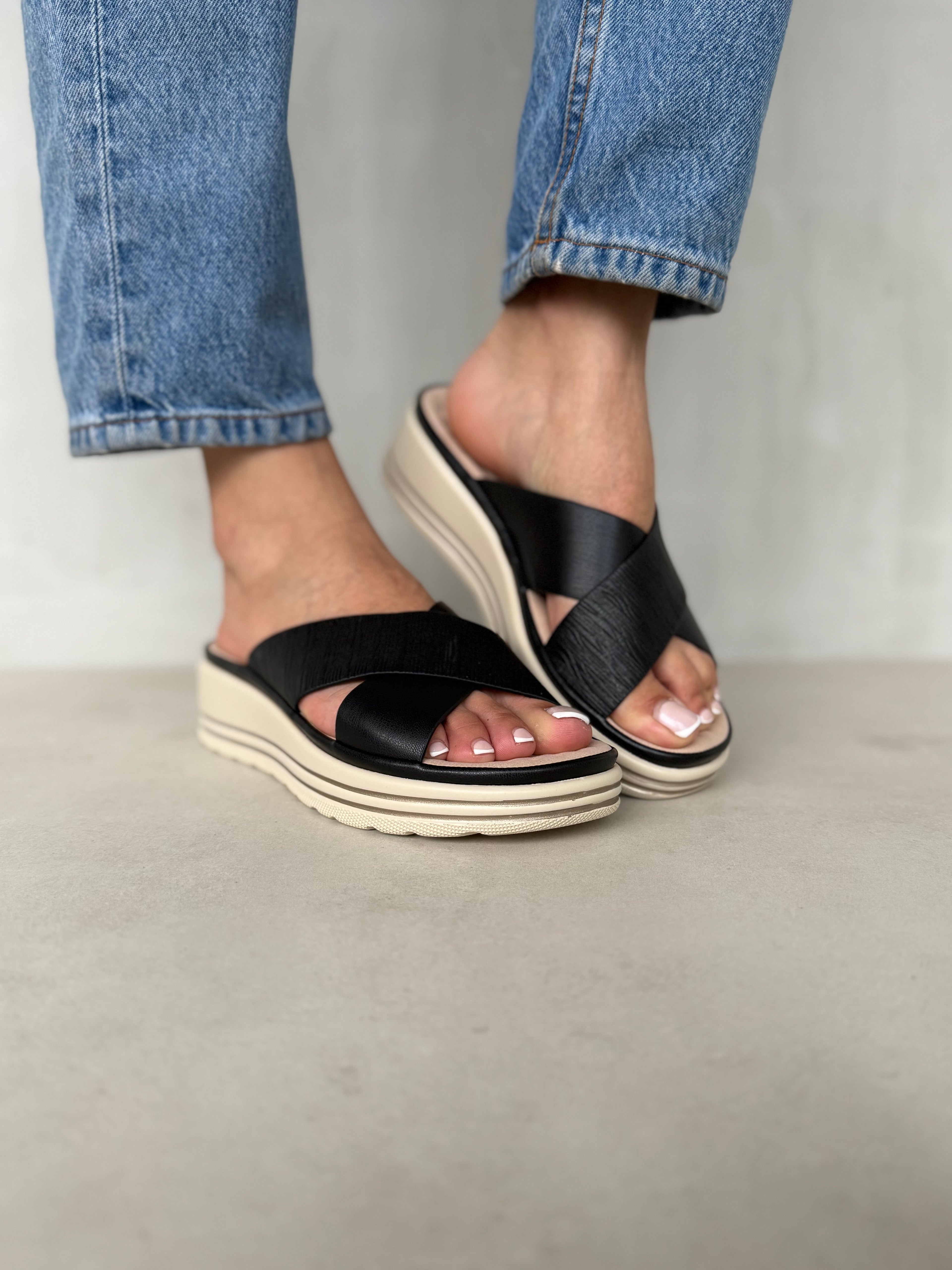 Sandalias De Plataforma Cruce Frontal 14038 Comodidad Casual Con Toque Femenino Y Estilo