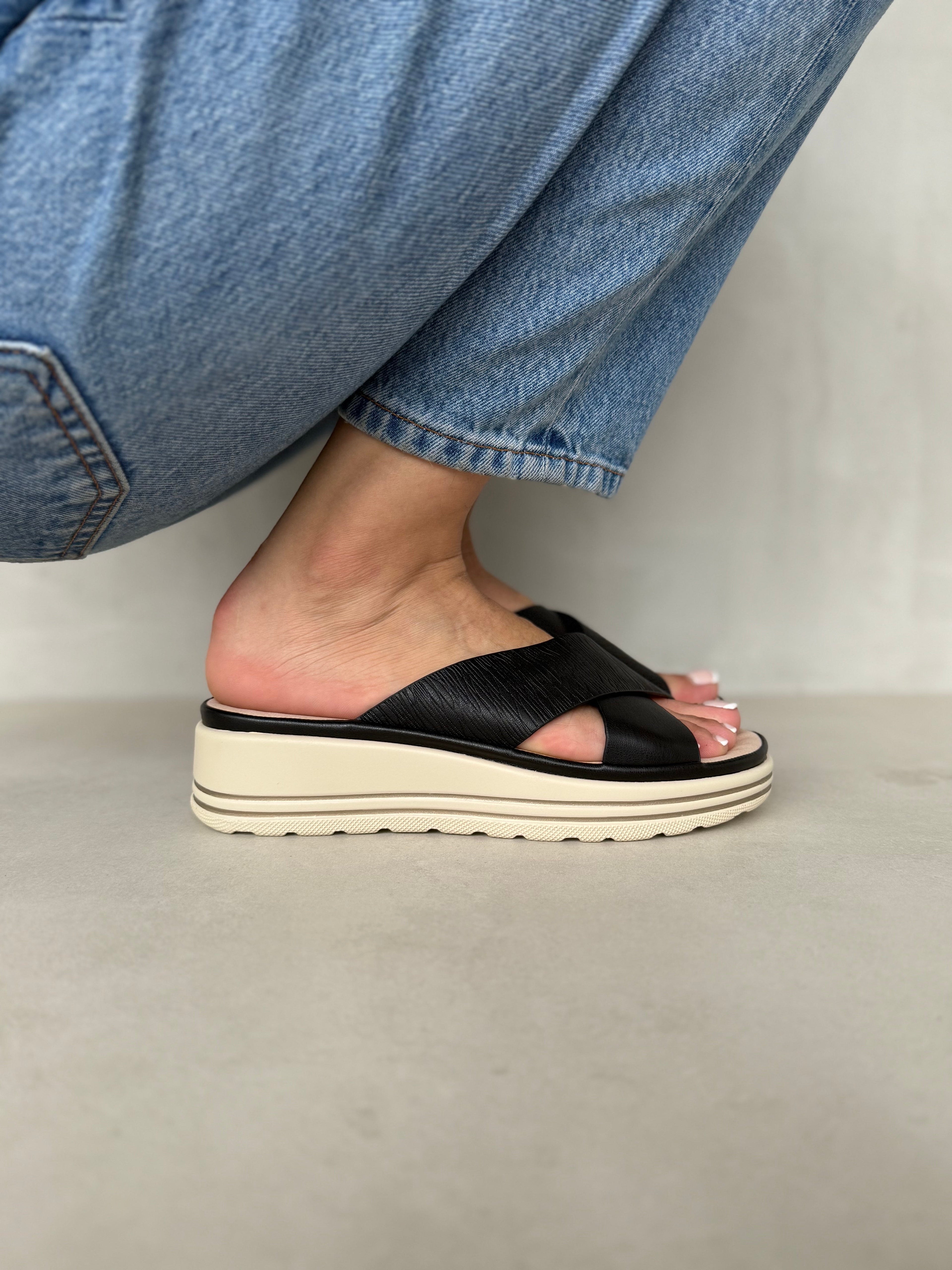 Sandalias De Plataforma Cruce Frontal 14038 Comodidad Casual Con Toque Femenino Y Estilo