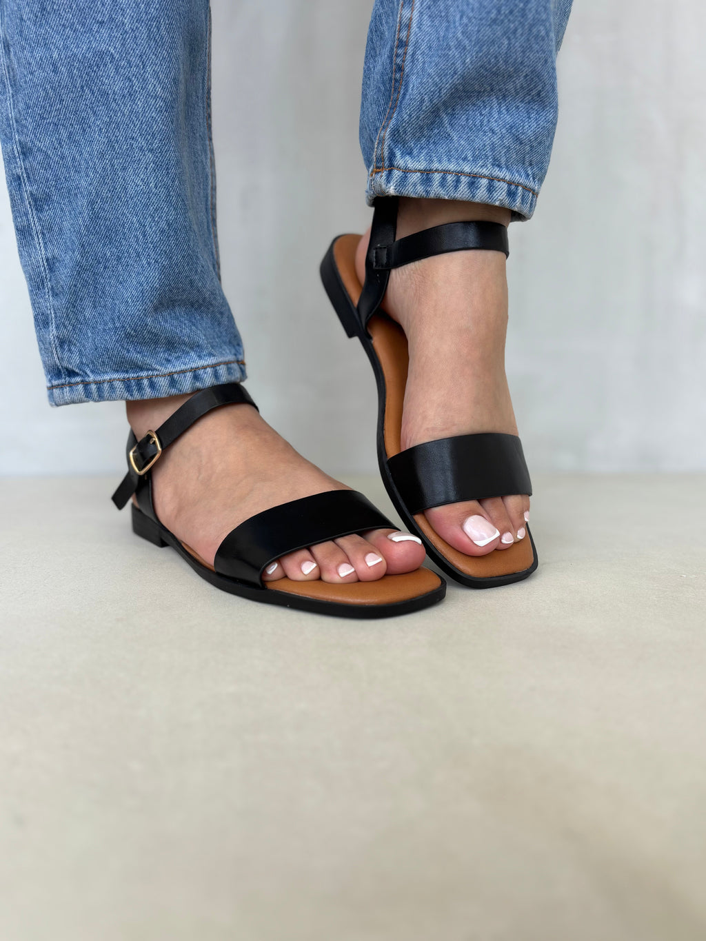 Sandalias Negras Con Hebilla Dorada 14410 Con Suela Baja Y Estilo Atemporal Para Uso Diario