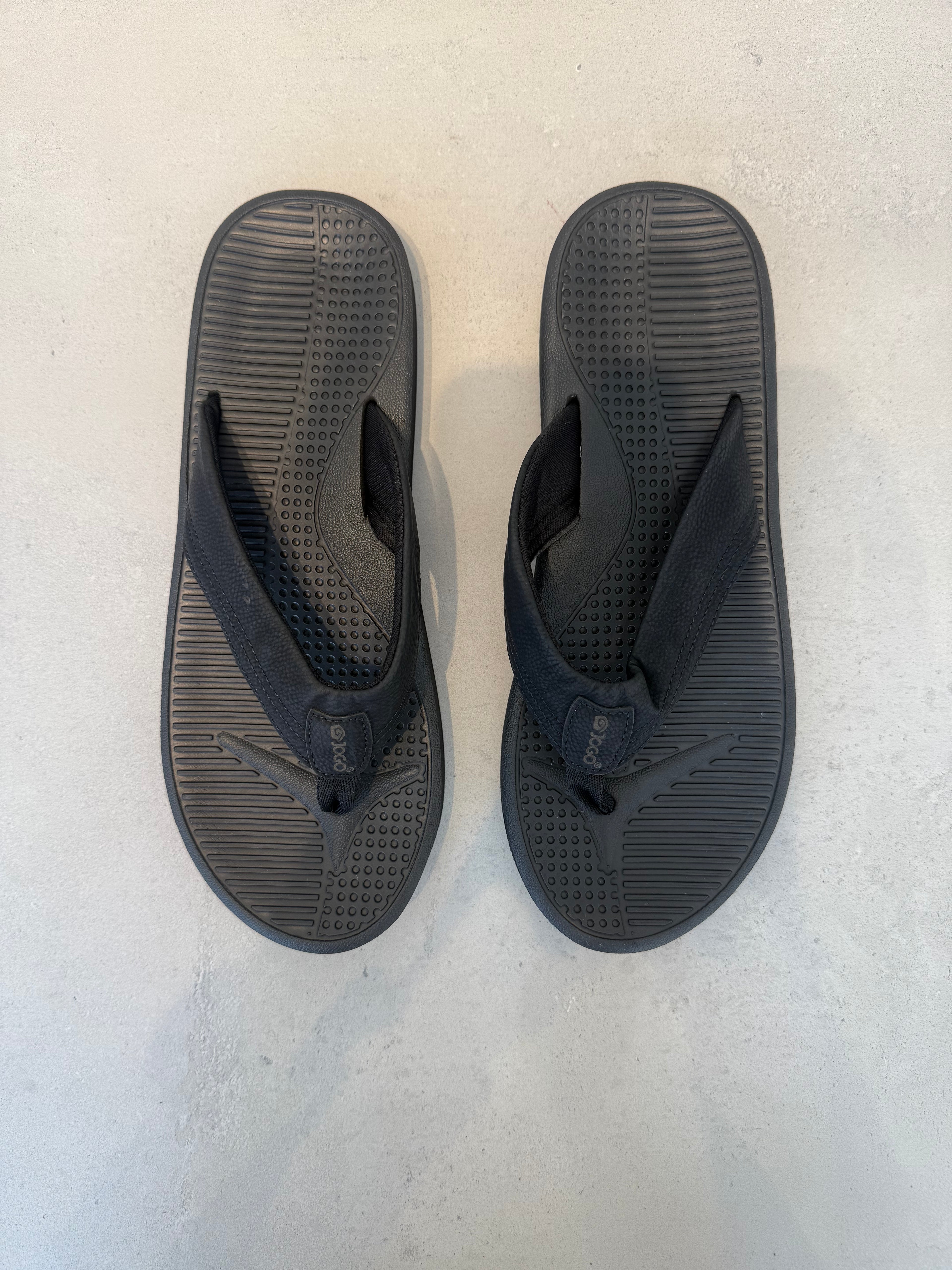 Chancleta Negra Con Correa Superior Suave Y Suela Ligera Con Ajuste Cómodo Diseño Abierto – 14394