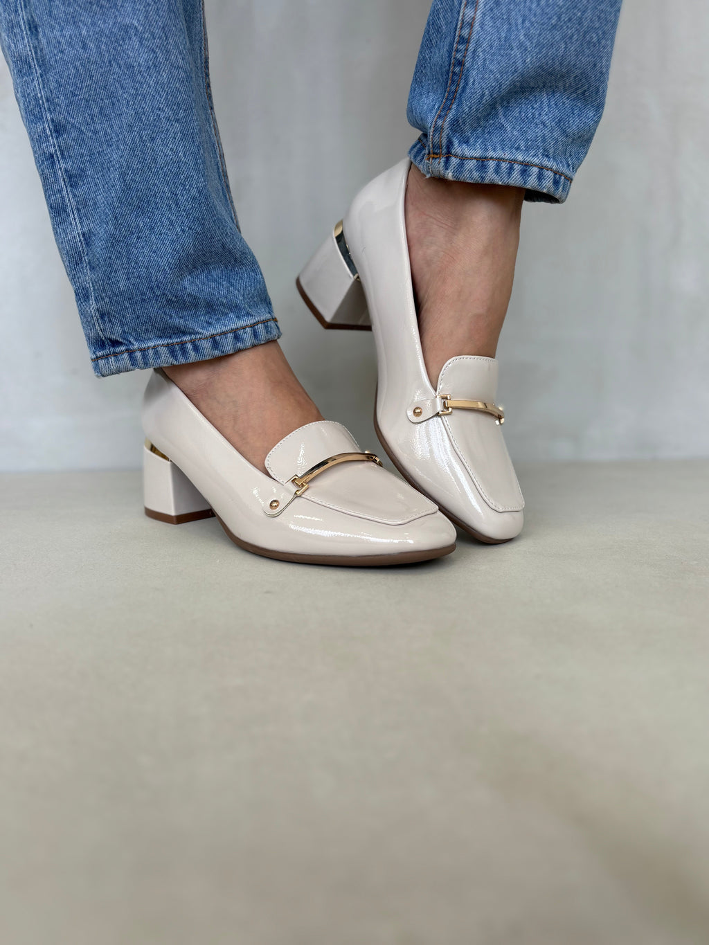 Zapatos De Dama Off White Con Tacón Medio Acabado Charol Y Detalle Dorado - 14258