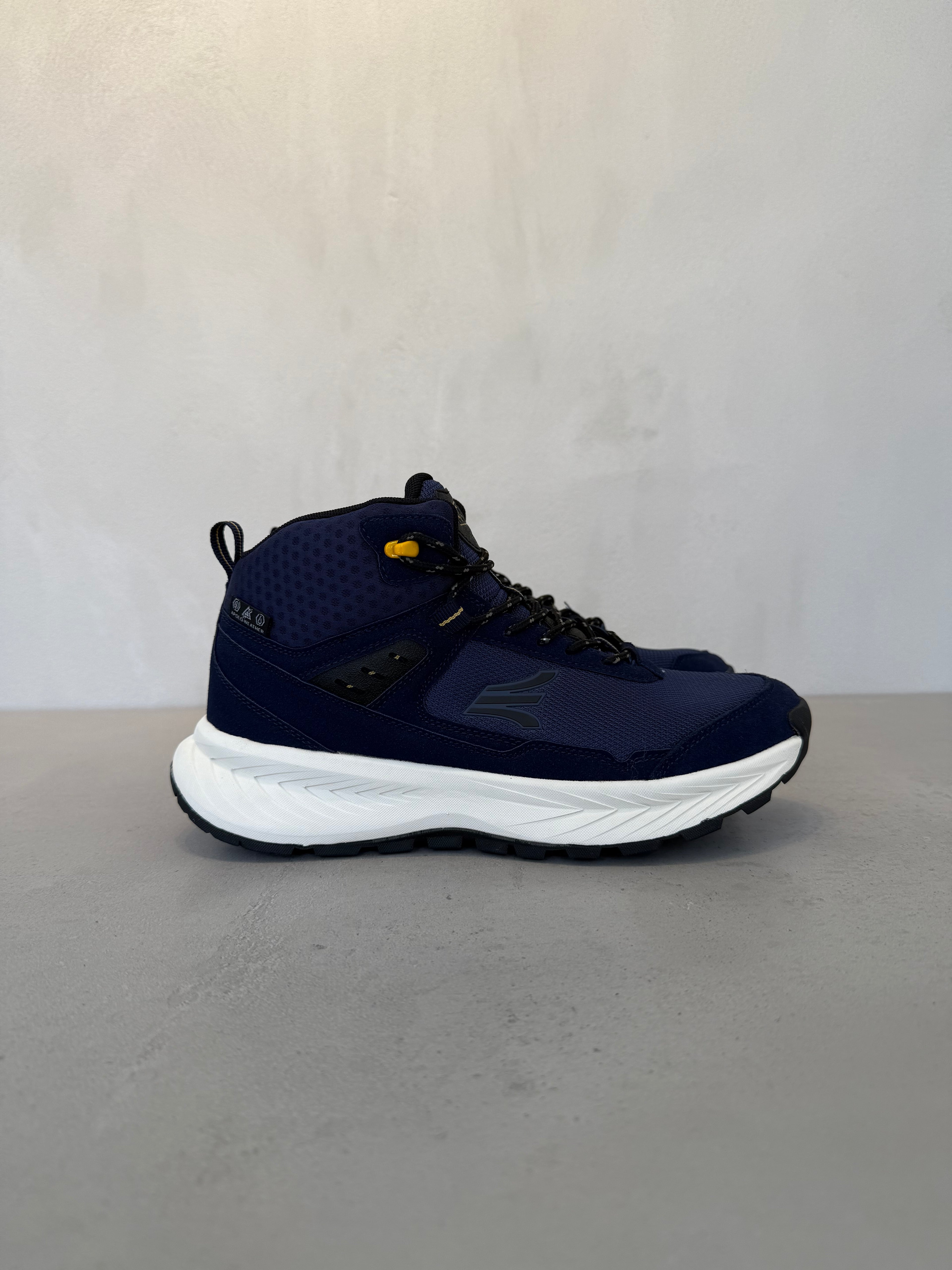 Zapato urbano para hombre en azul intenso con acabado brillante y cierre práctico - 14639