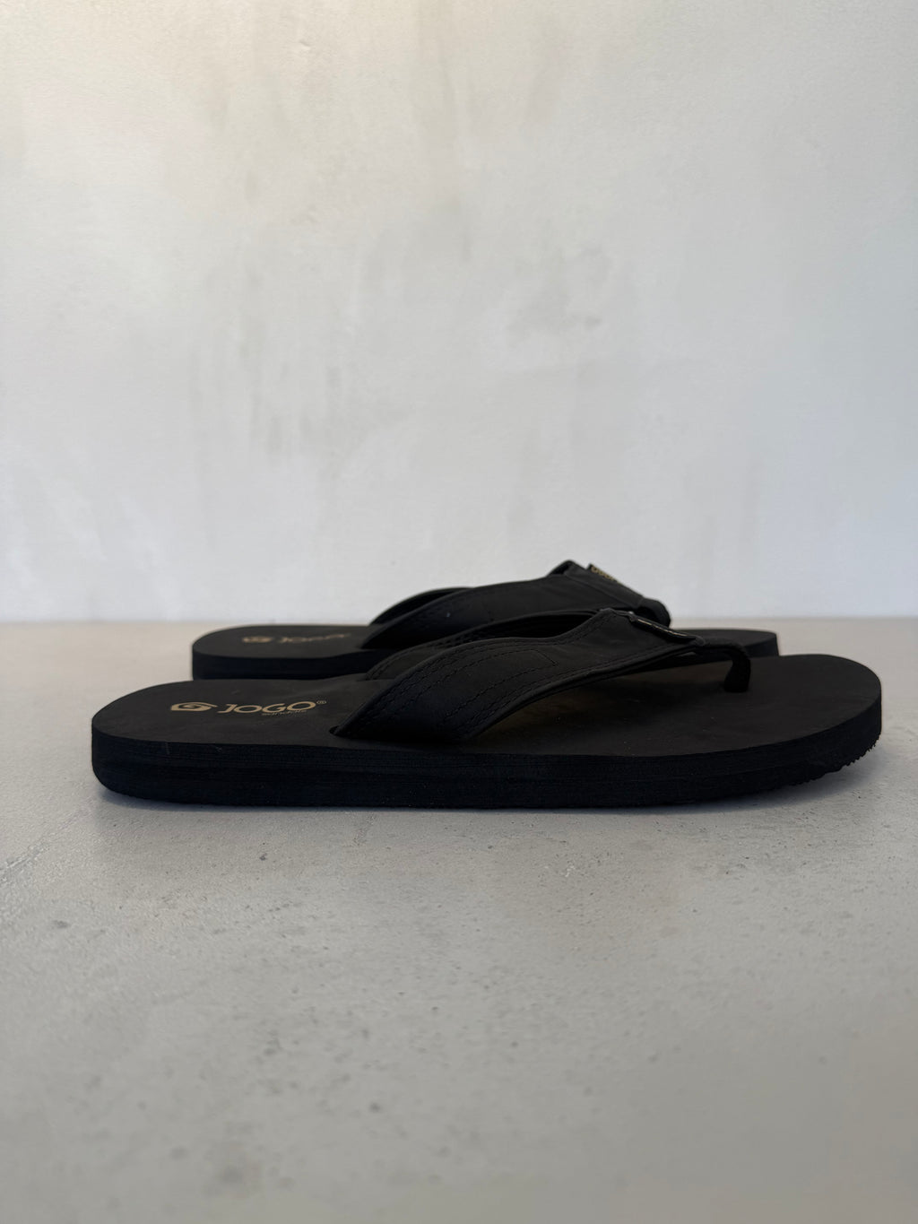 Chancletas Negras Exterior Sintético de Alta Resistencia con Correa Ancha y Suela Acolchada – 14400