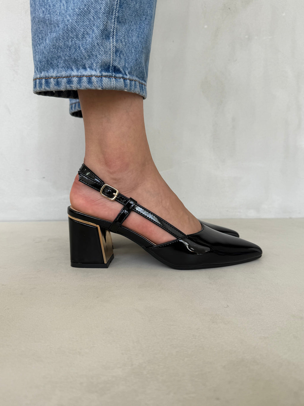 Zapatos De Tacón Tiras Cruzadas Charol 14343 Elegancia Clásica Con Acabado Brillante Y Correa Ajustable