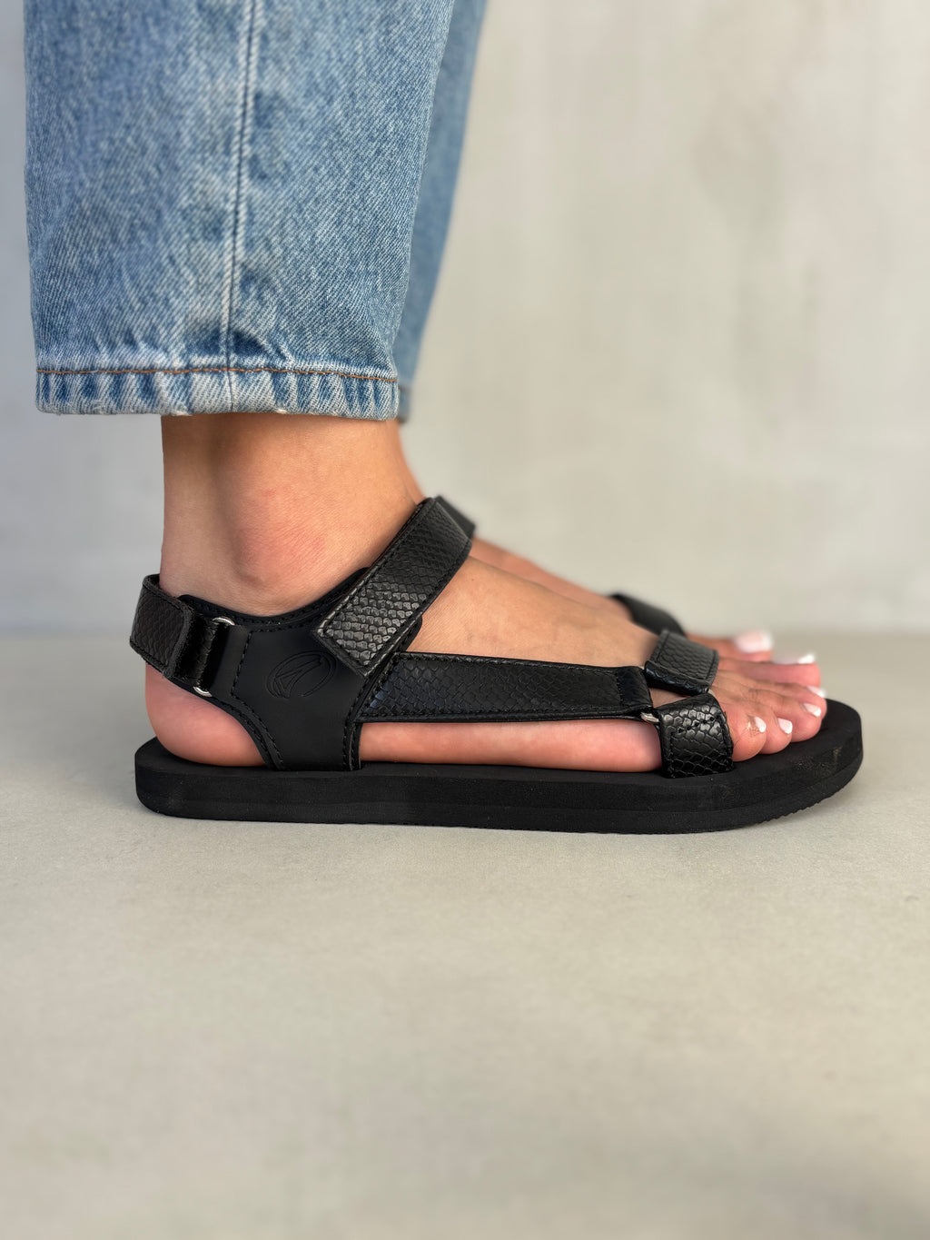 Sandalias Negras Con Correas Ajustables 14379 Con Plantilla Acolchada Y Suela Ultraligera