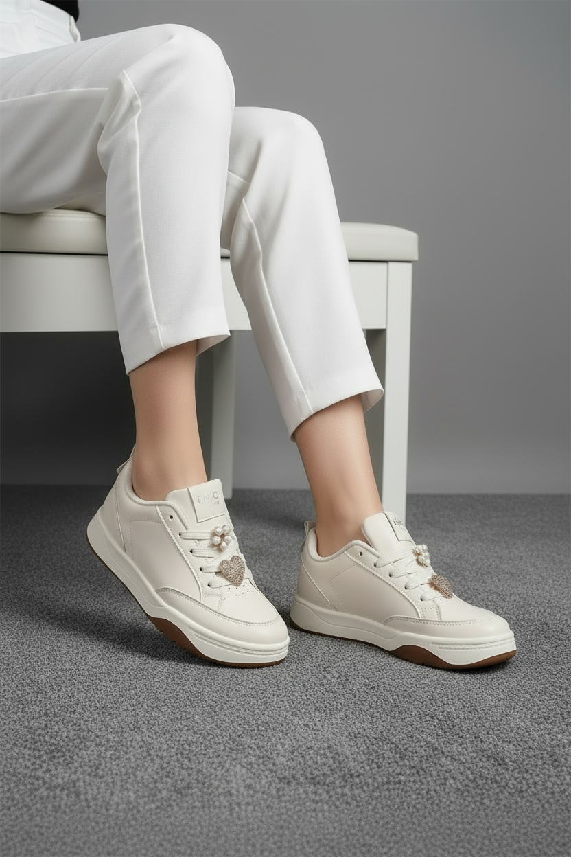 Tenis Para Mujer En Beige Con Suela Café Y Dijes Metálicos Decorativos – Estilo Casual Y Sofisticado – 14139