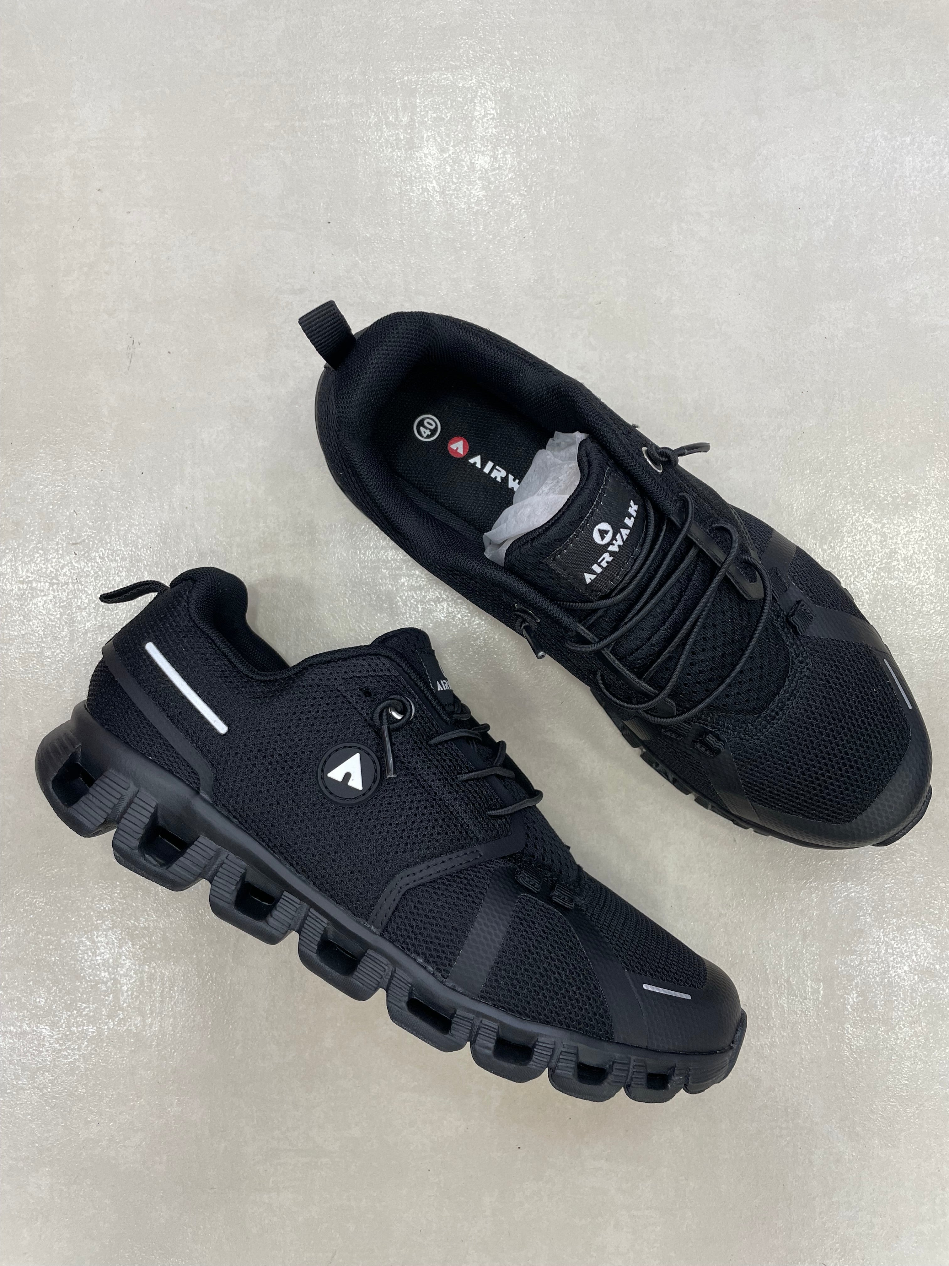 Tenis Negro en Malla Técnica Airwalk con Empeine Textil, Costuras Visibles y Suela Acolchada – 14290