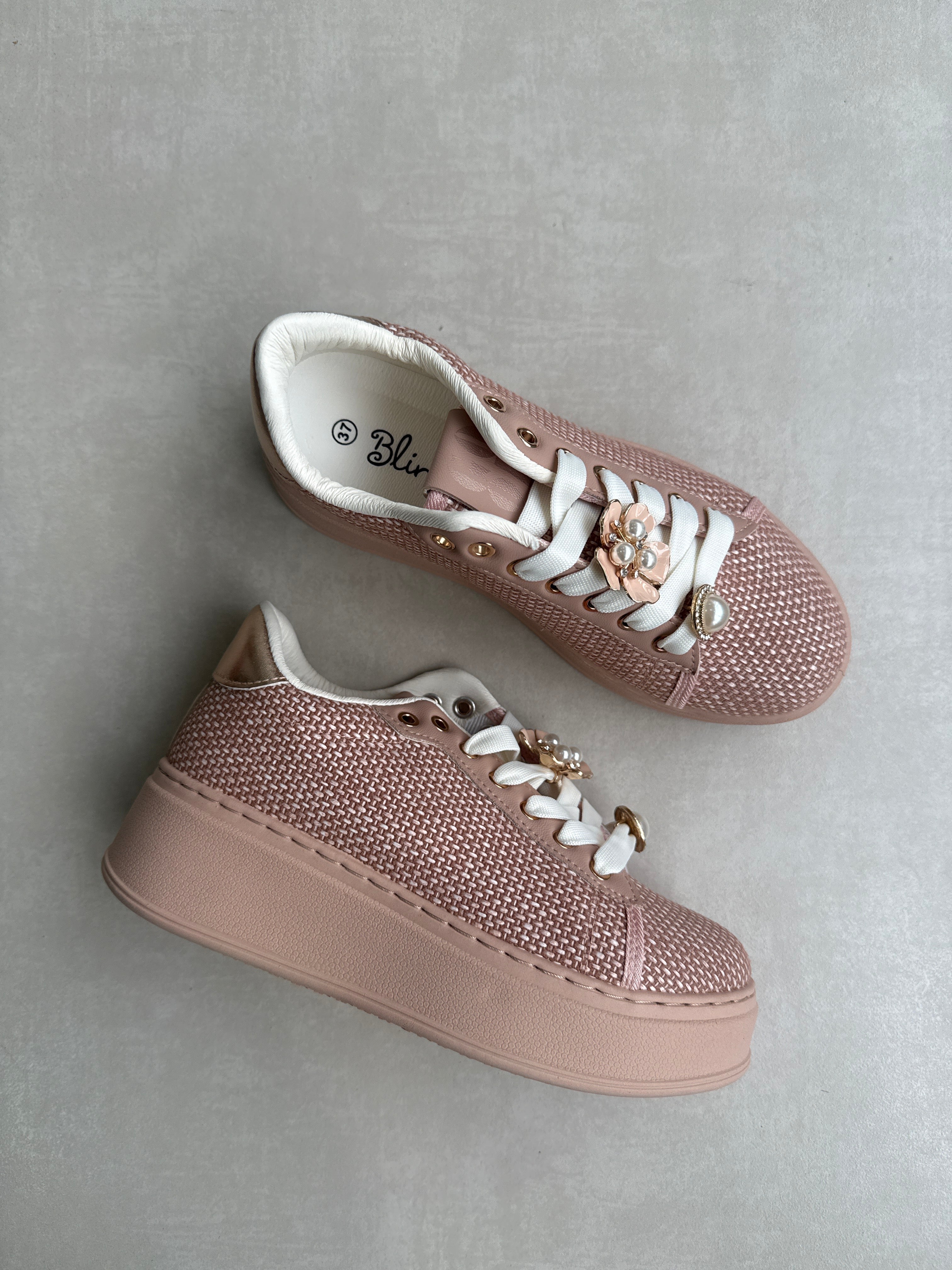 Zapatillas Rosadas con Plataforma, Acabado Brillante y Perlas en Cordones Dorados + Estilo Sofisticado + 14439