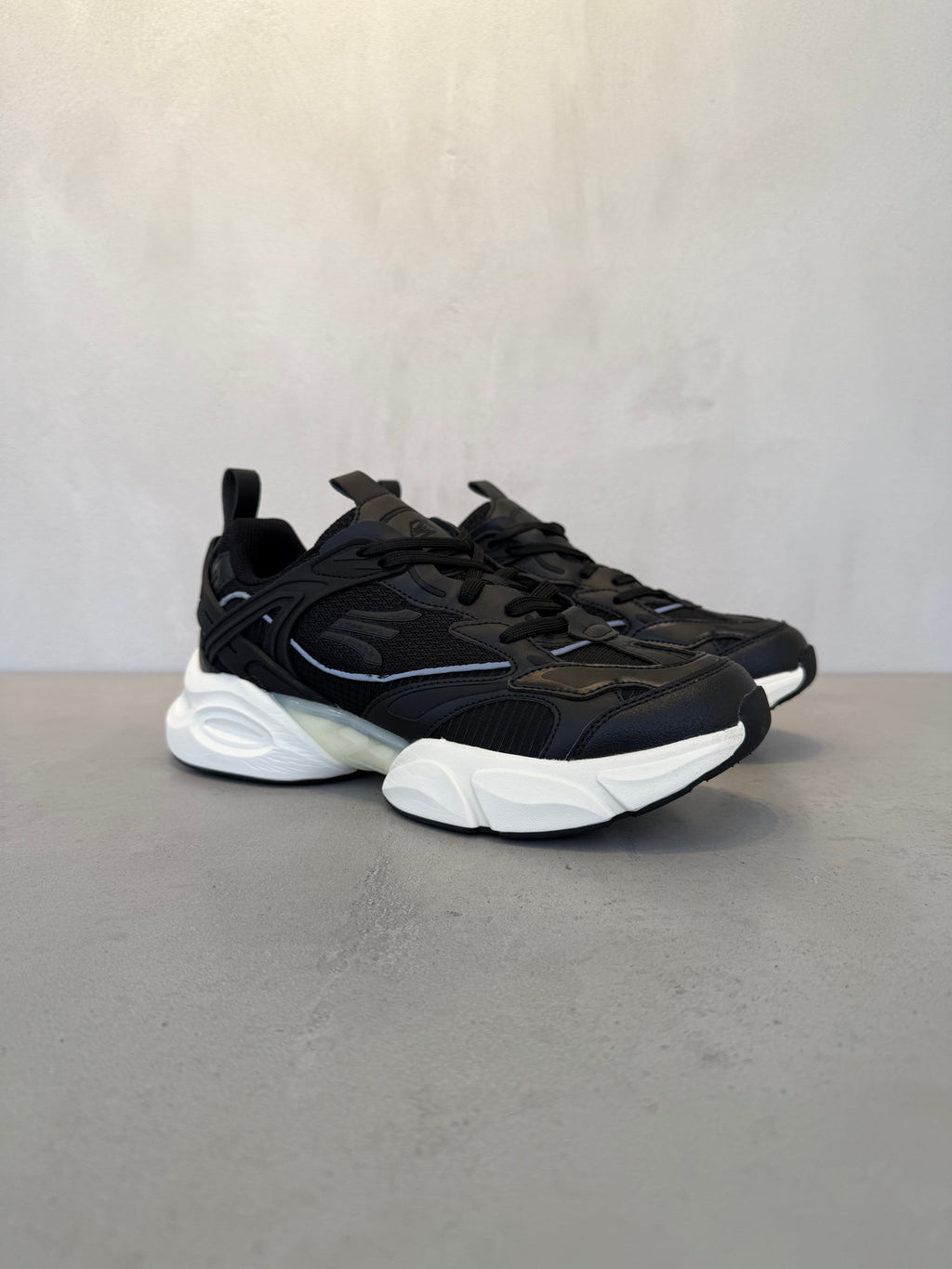 Zapatilla Deportiva Negra Mate Con Paneles De Piel Sintética Y Malla, Cordones Y Entresuela EVA Acolchada – 14644