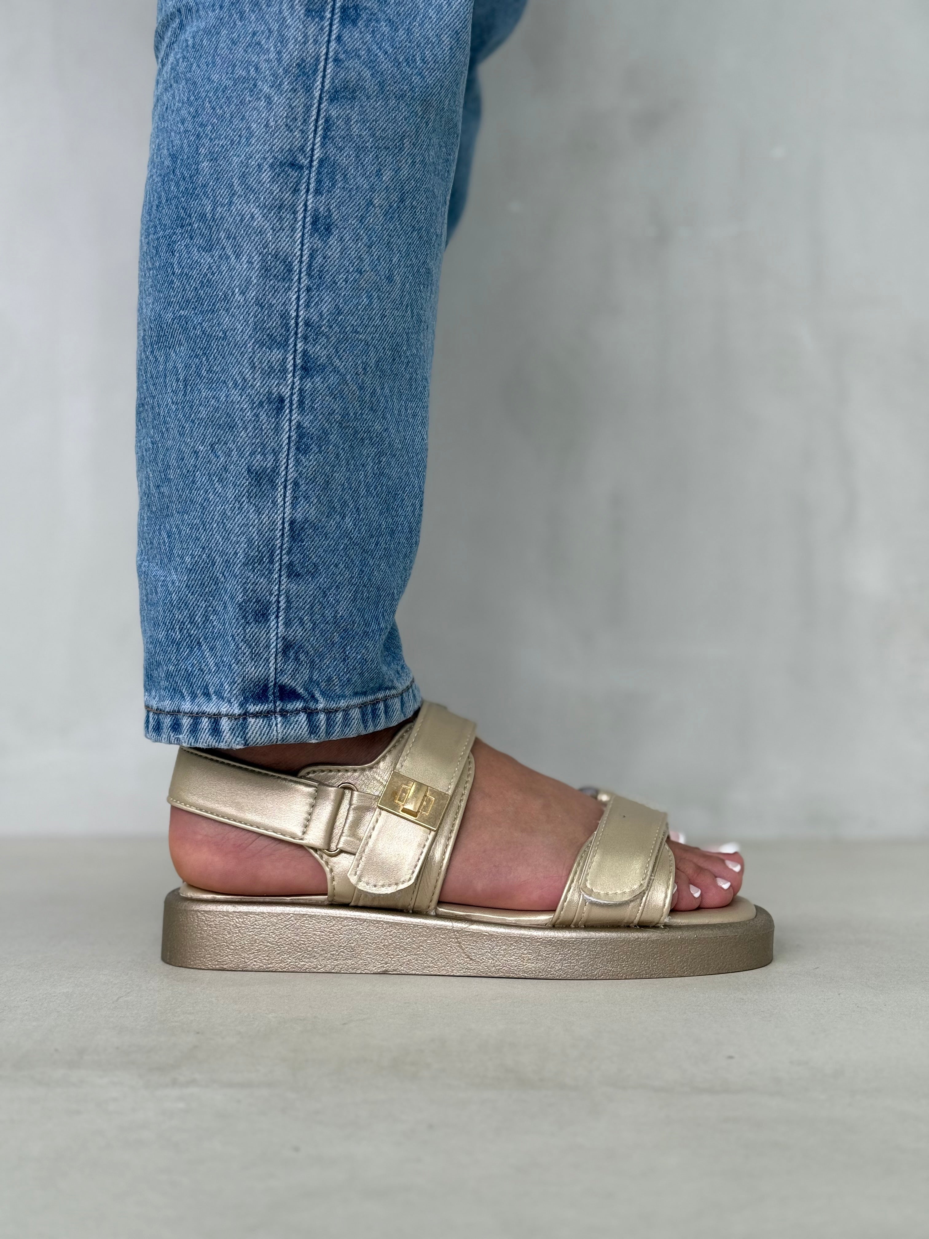 Sandalias Beige Metálicas Con Broches Ajustables 14046 Comodidad Y Estilo Moderno