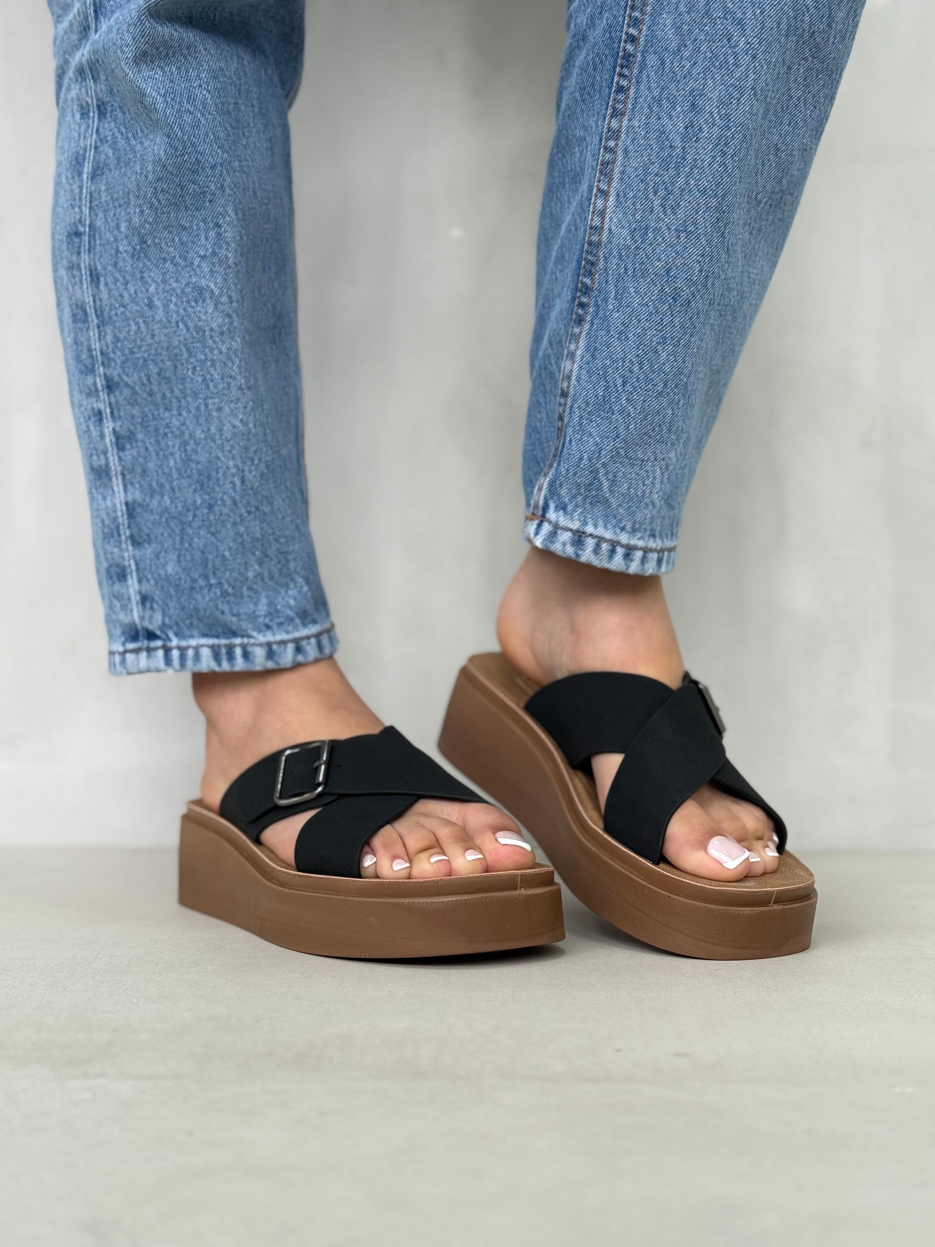 Sandalias Plataforma Hebilla Urbano 14088 Con Tiras Anchas Y Plataforma Ligera Para Mayor Estabilidad