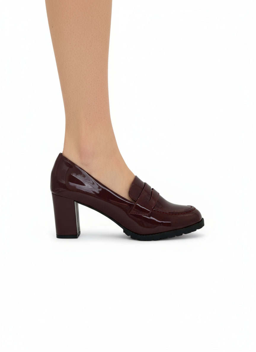 10822 - Tacones Tipo Mocasín para Mujer en Charol Vino