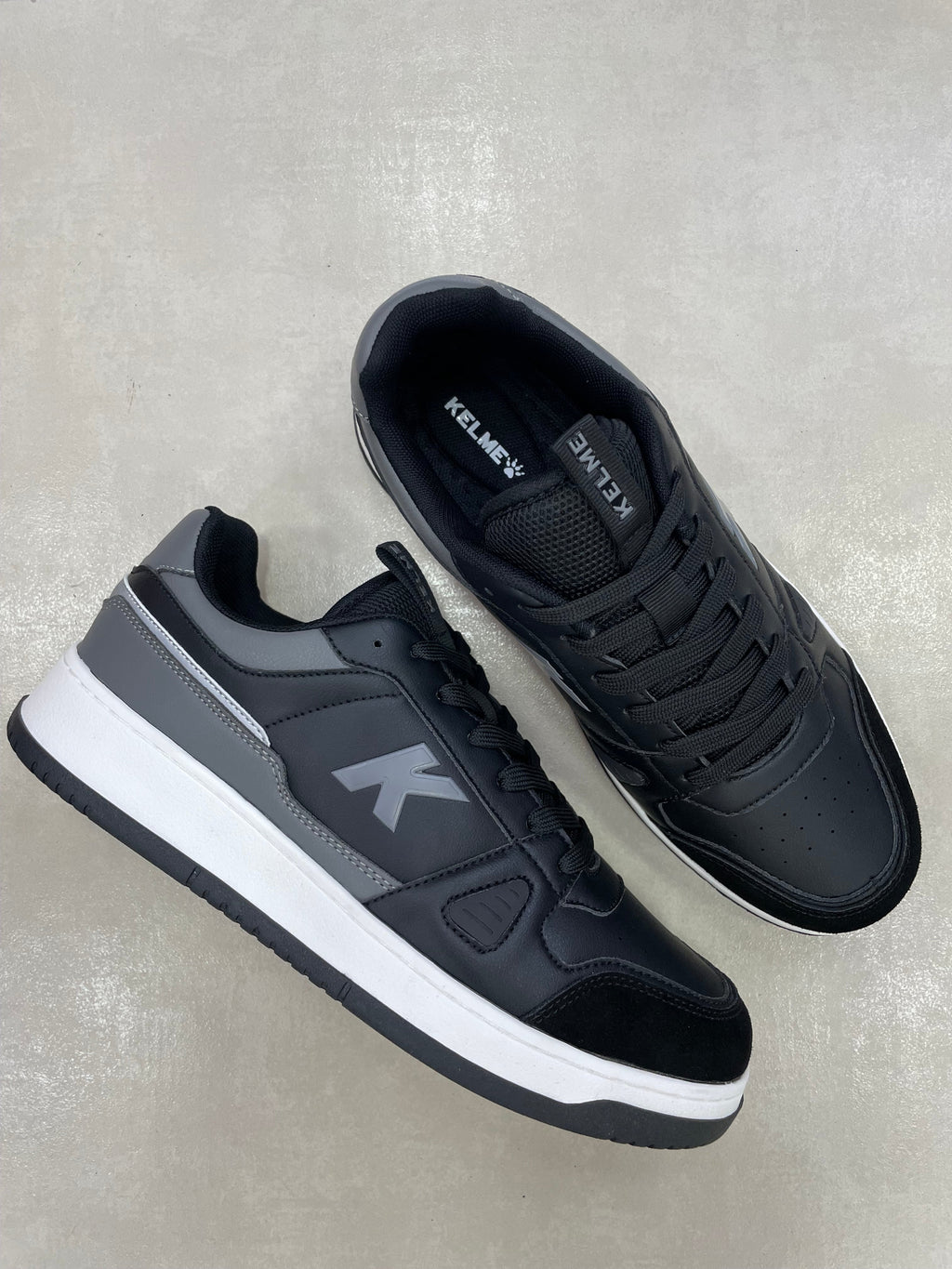 Tenis Negros Con Detalles Grises Y Suela Bicolor + Para Uso Diario Y Entrenamientos + 14243