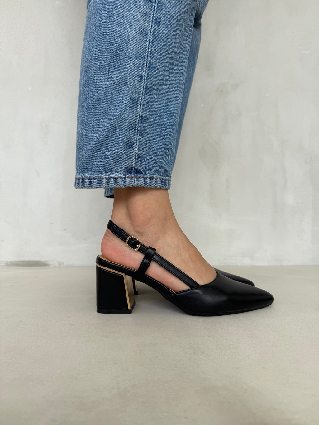 Zapatos de Tacón Minimal Elegante Negro 14342 Con Tiras Cruzadas y Pulsera Ajustable para Dama