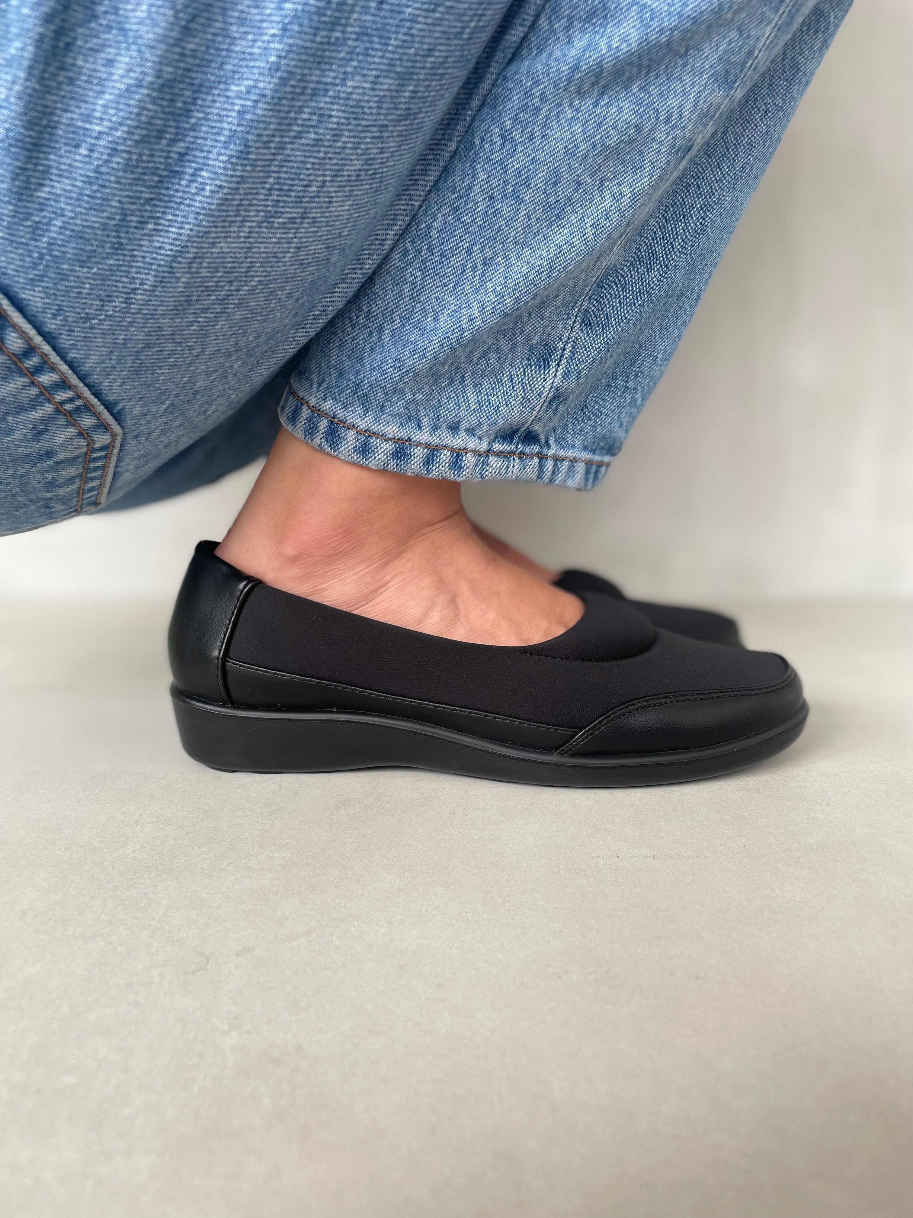Zapatos Slip-On Negros Tejidos con Suela Ergonómica Minimalismo Cómodo Uso Diario - 13095