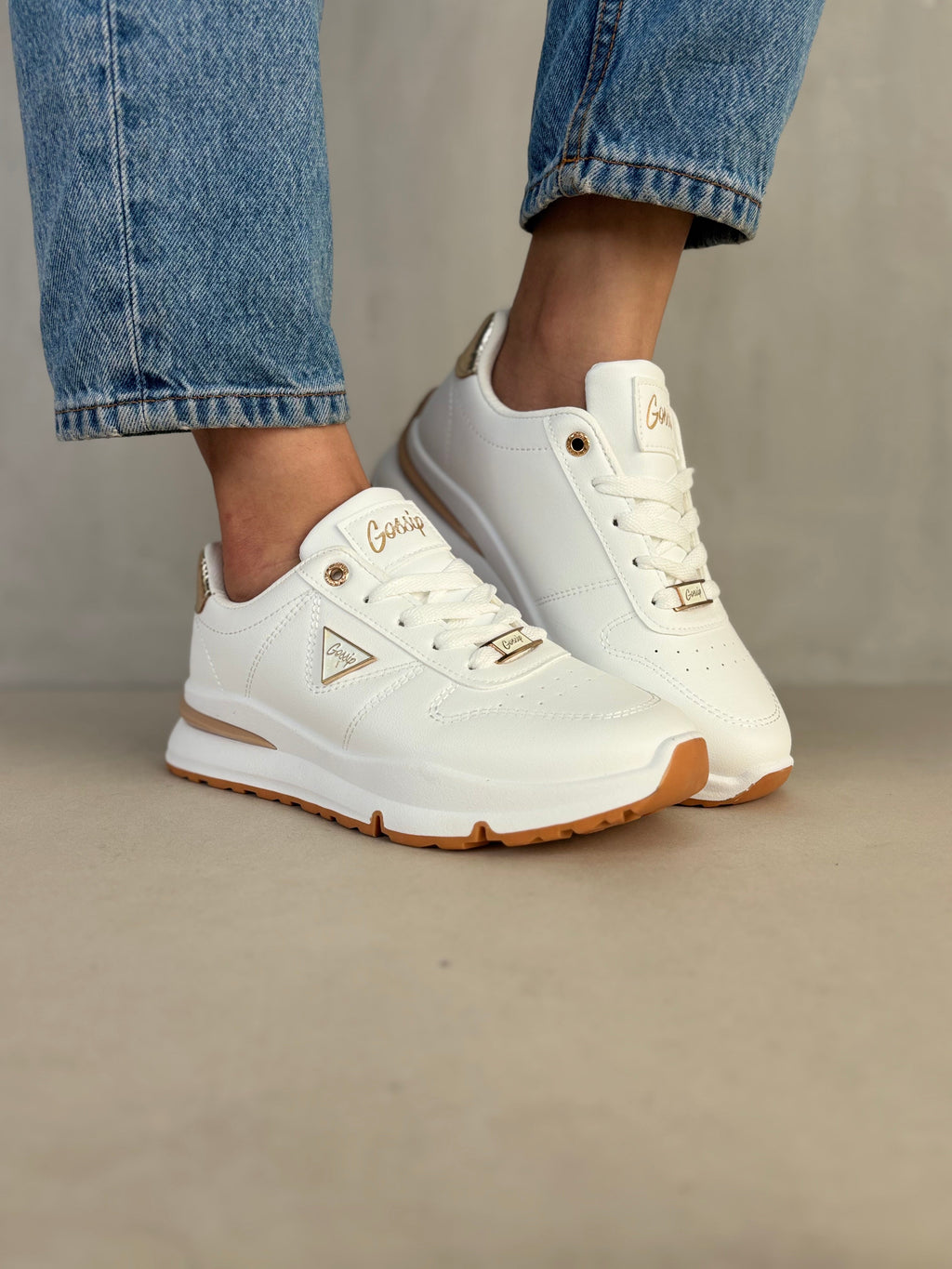 Zapatillas Glam Dorado 14340 Con Plataforma Ligera Y Detalles Metalizados Para Dama Comodidad Todo El Día