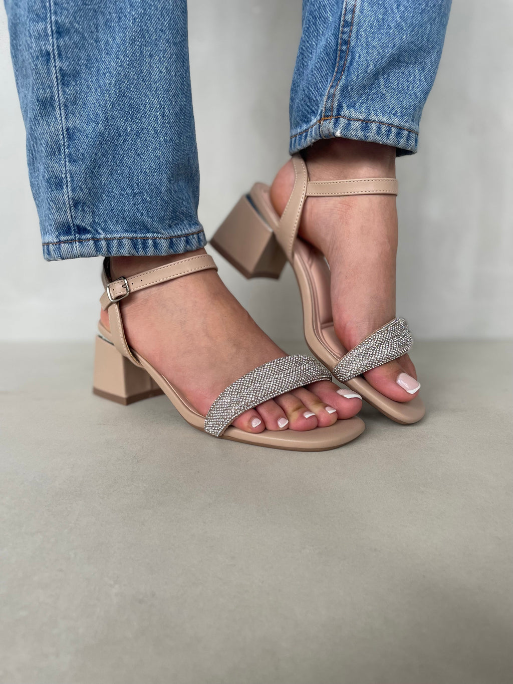 Sandalias Nova Beige 14336 Con Brillo En Tira Frontal Y Tacón Cuadrado Para Estabilidad