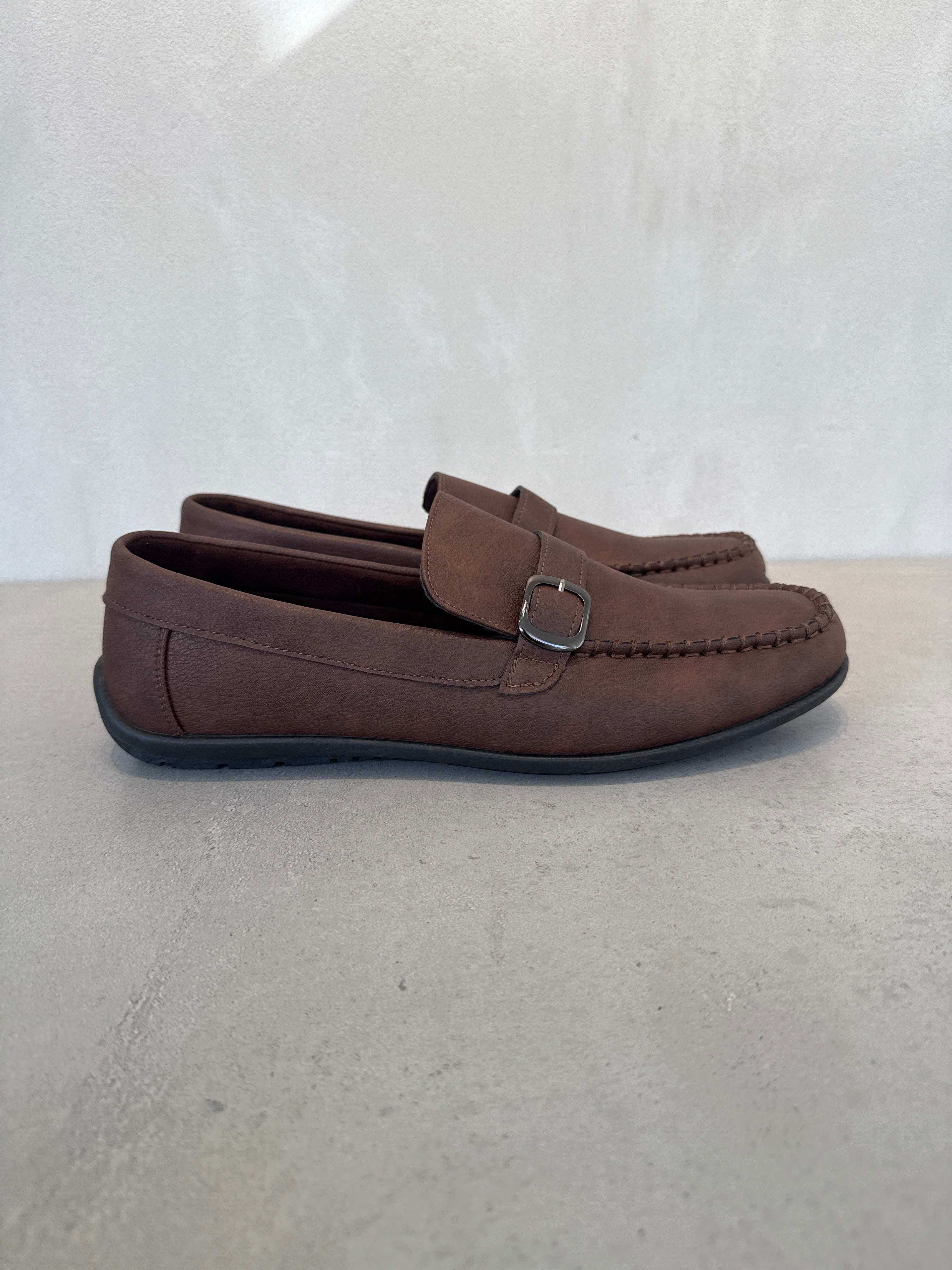 Zapatilla Caballero En Dos Tonos Marrón Con Acabado Sobrio - Ideal Para Oficina Y Salidas Informales - 14106