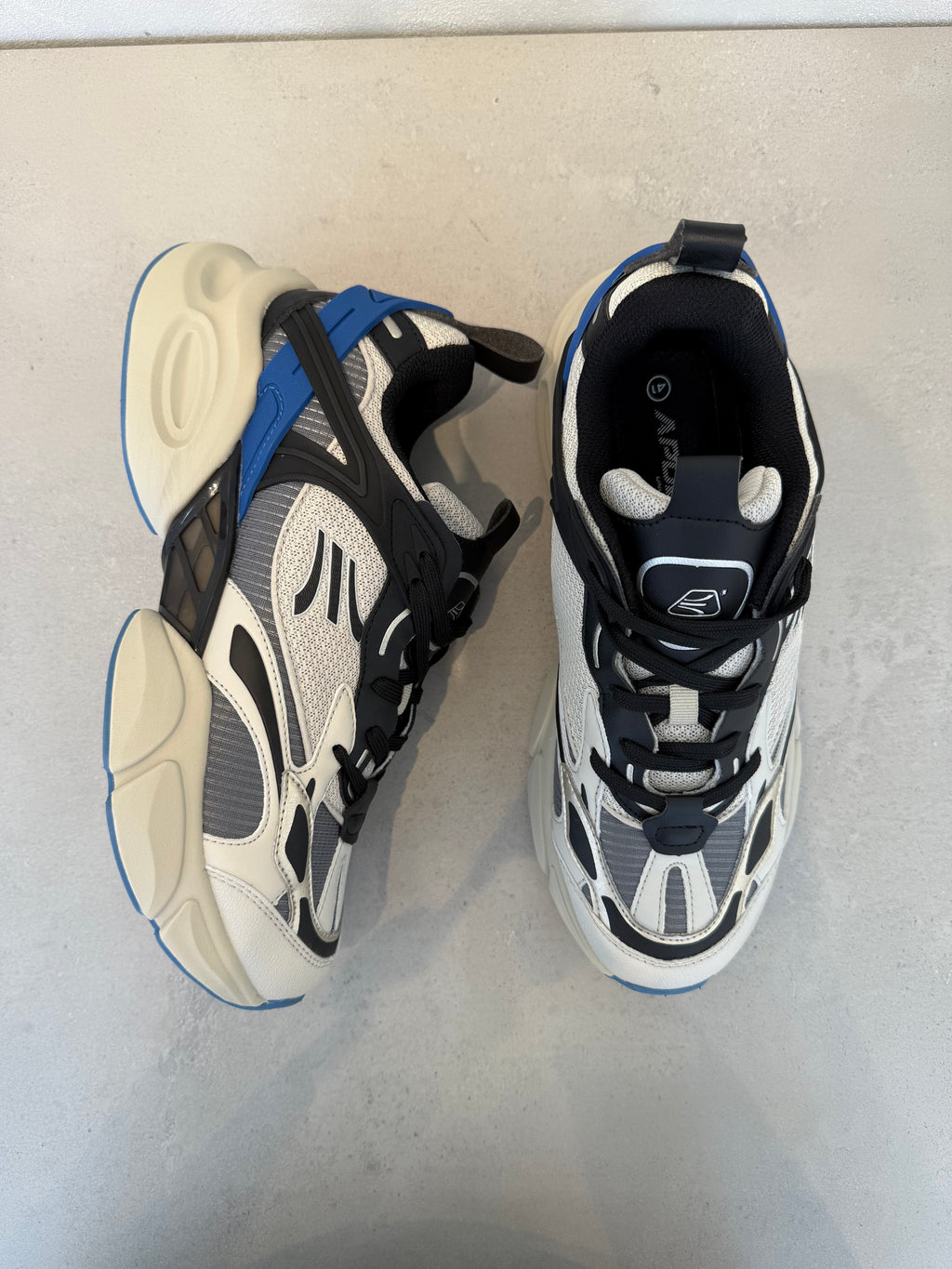 Tenis Gris Azul Con Cordones Y Amortiguación Ligera En Diseño Urbano Y Look Moderno – 14645