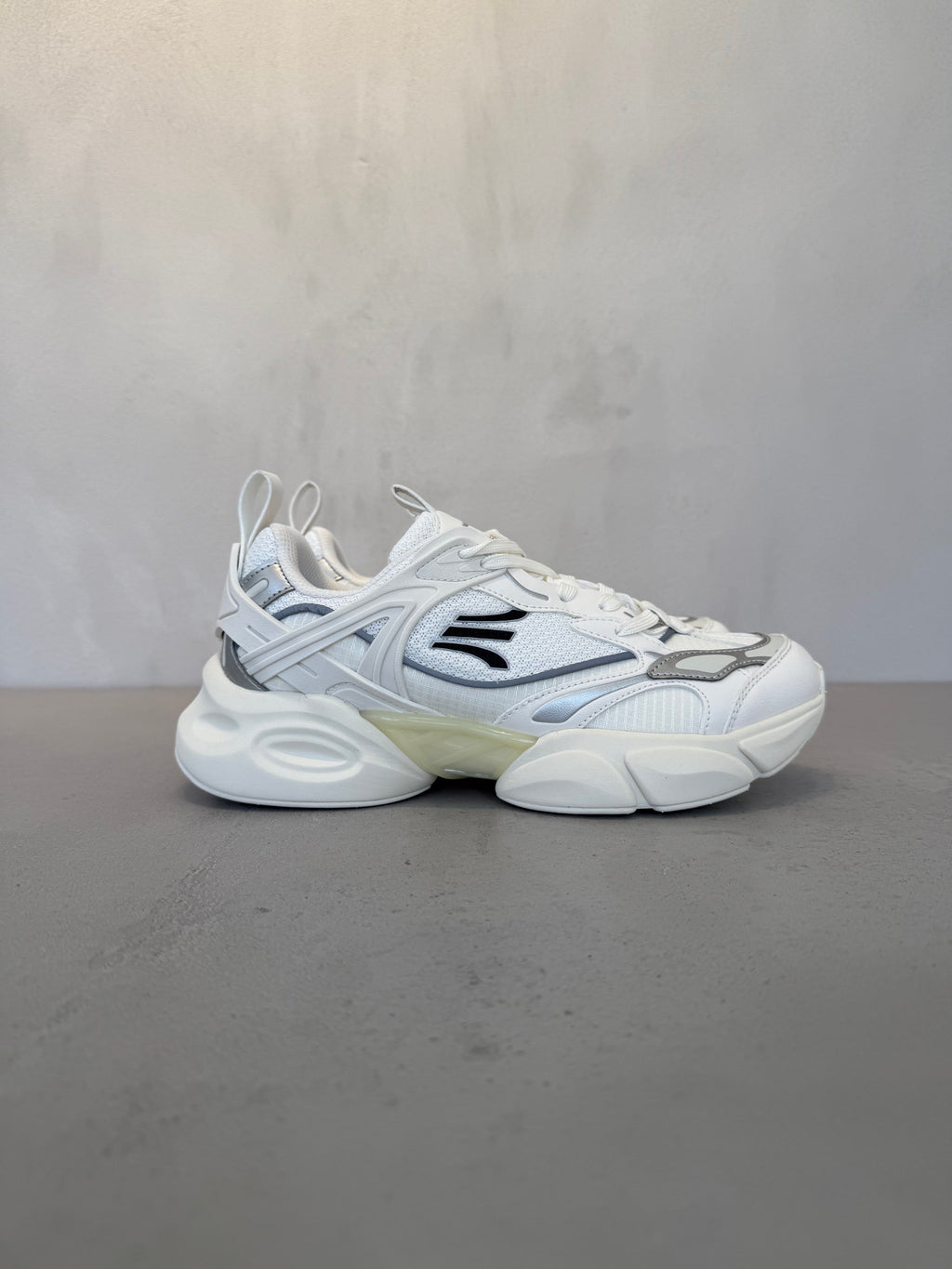 Tenis Off White con Cordones y Lengüeta Acolchada, Silueta Contemporánea, Suela de Goma 14643