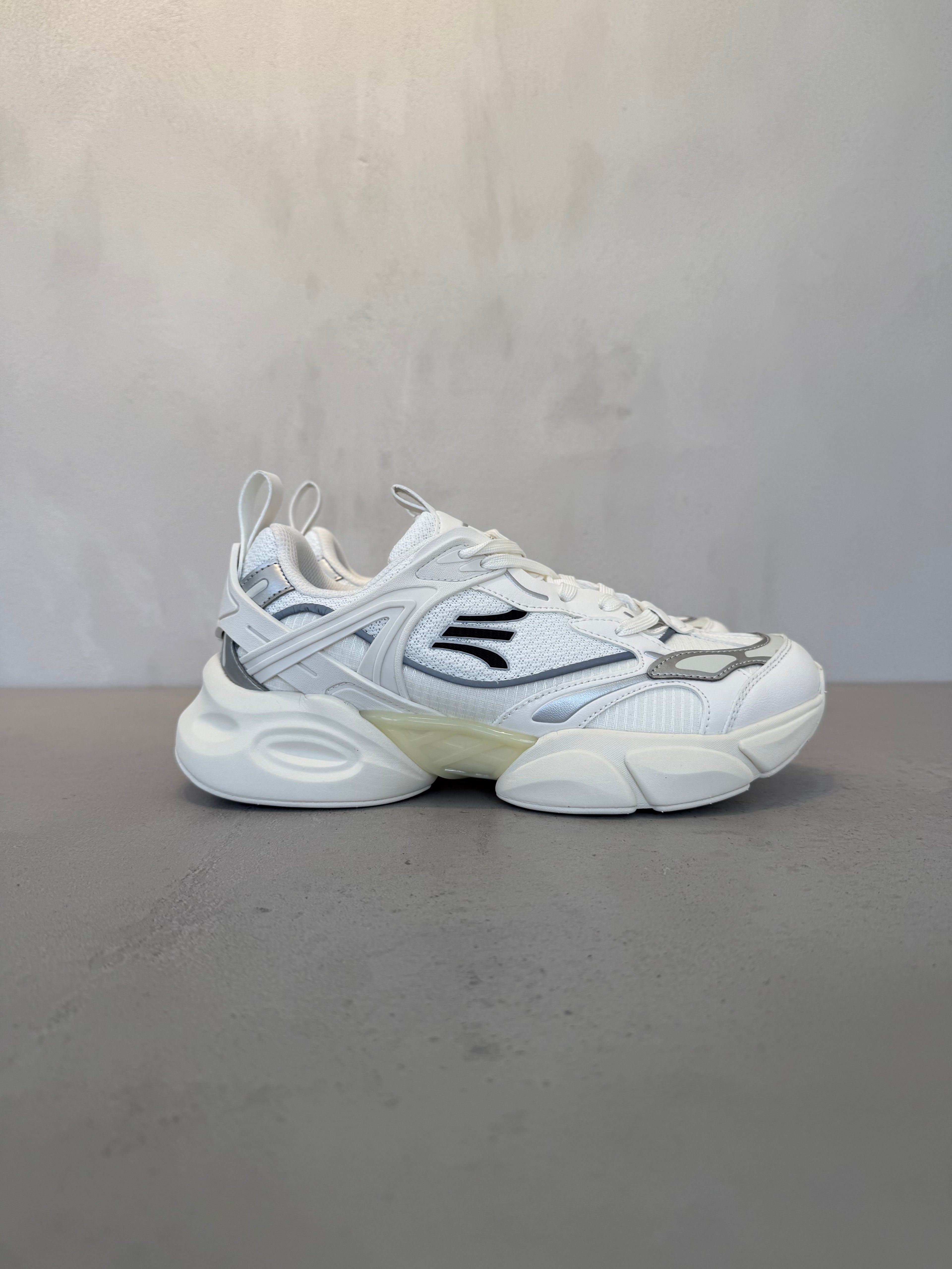 Tenis Off White con Cordones y Lengüeta Acolchada, Silueta Contemporánea, Suela de Goma 14643