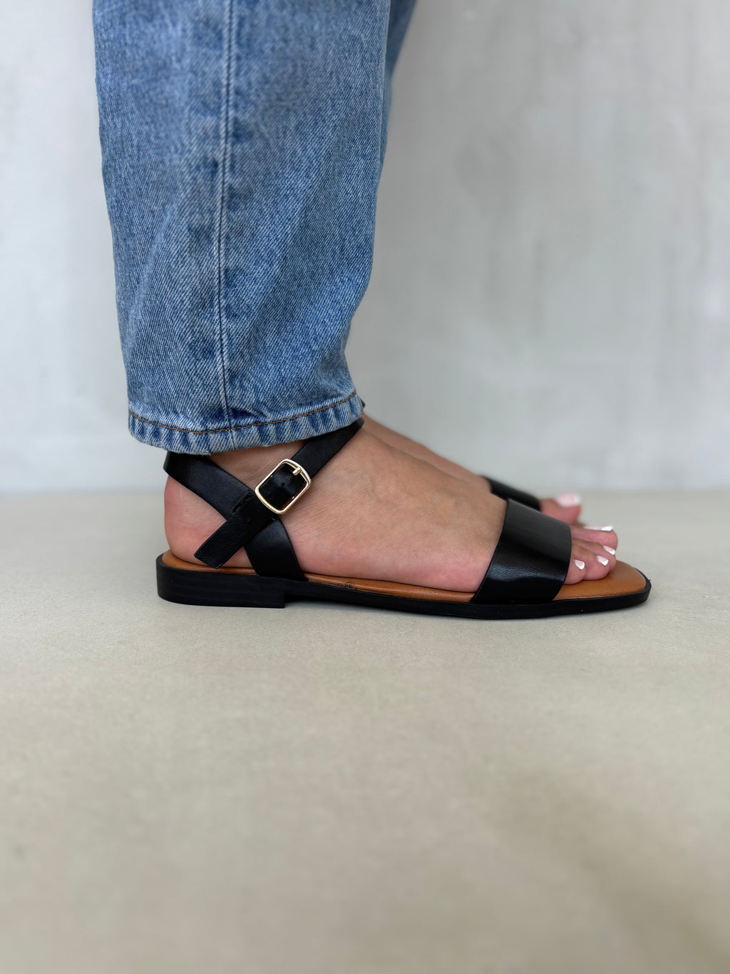 Sandalias Negras Con Hebilla Dorada 14410 Con Suela Baja Y Estilo Atemporal Para Uso Diario