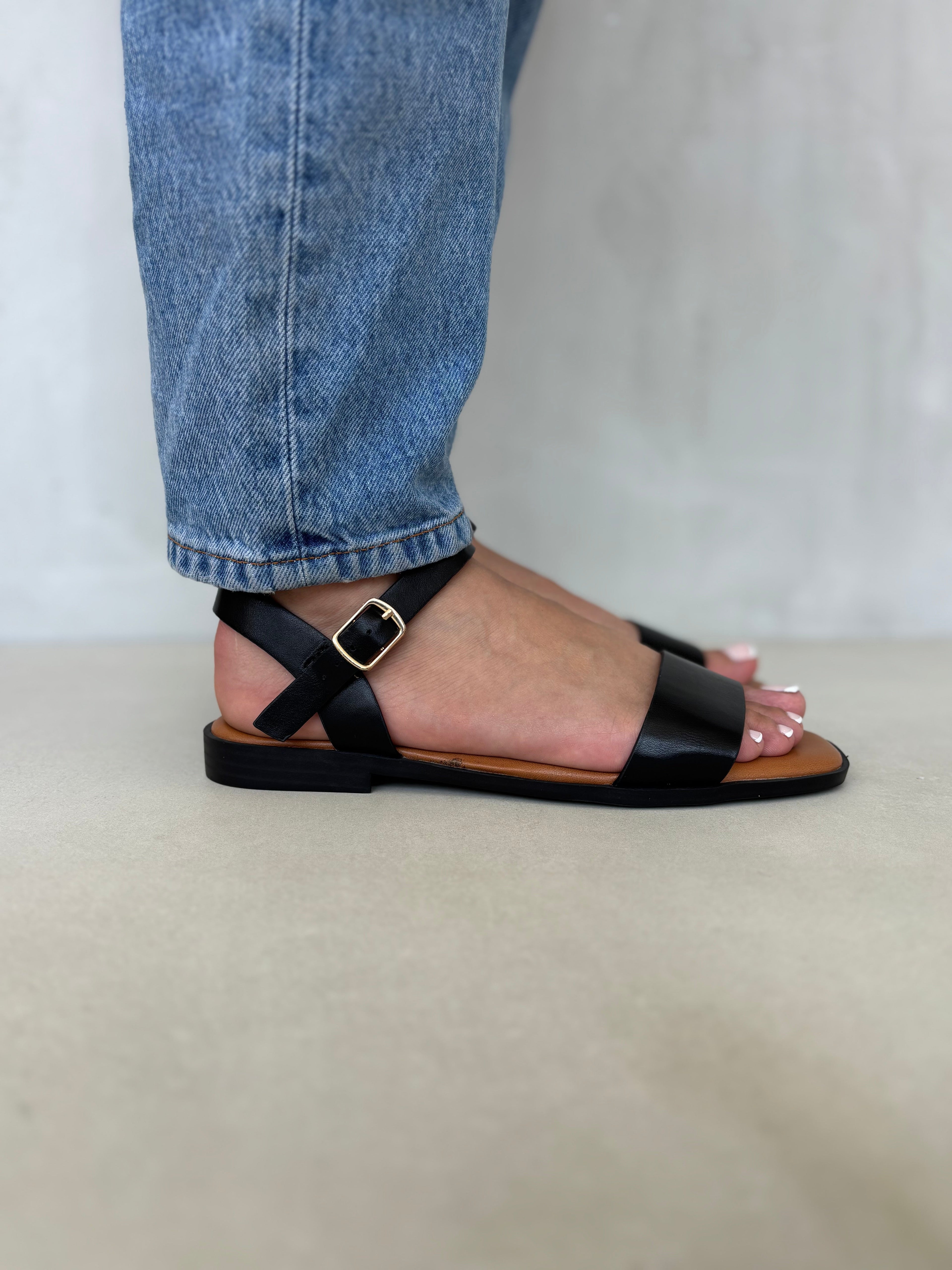 Sandalias Negras Con Hebilla Dorada 14410 Con Suela Baja Y Estilo Atemporal Para Uso Diario