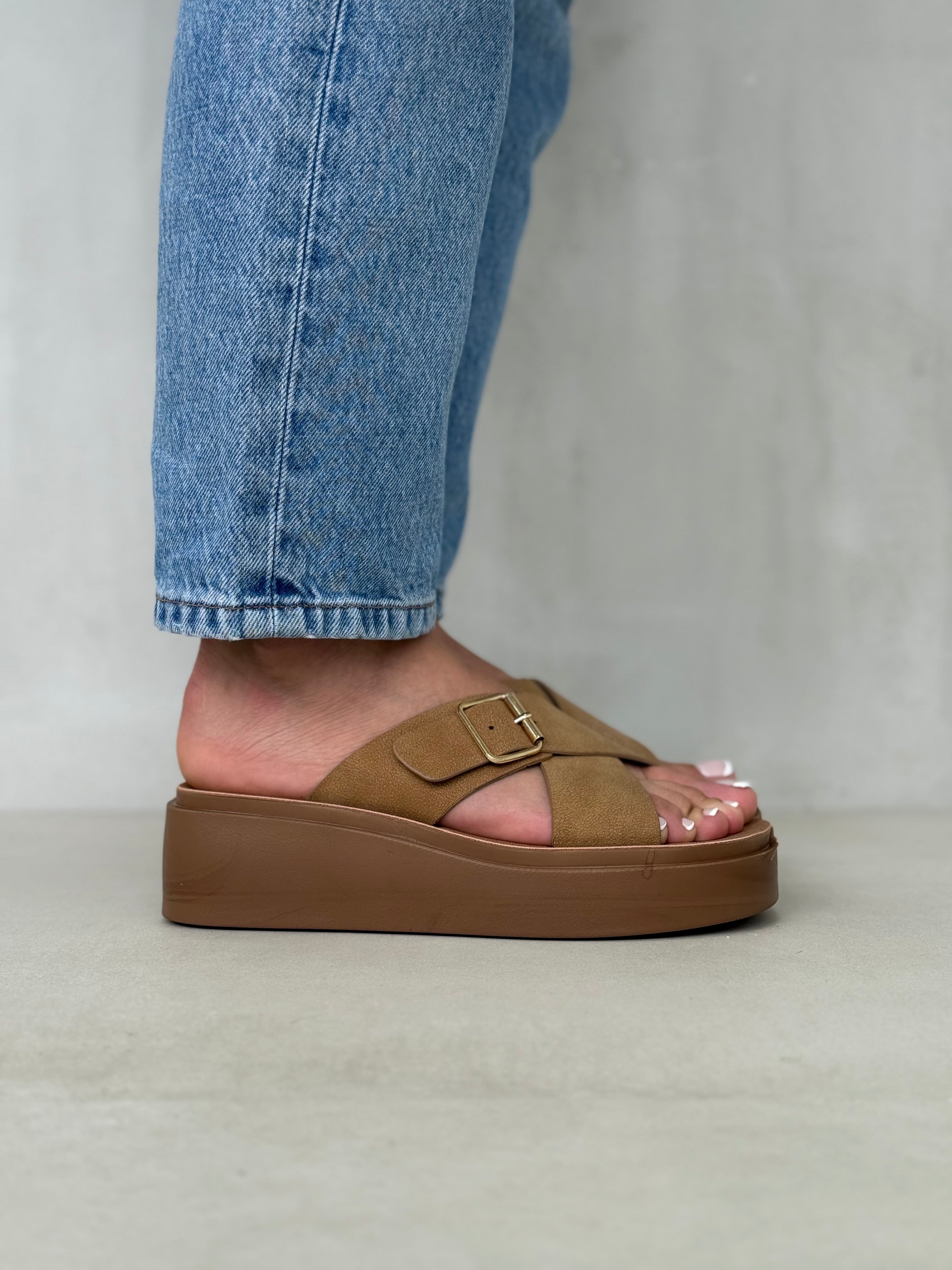 Sandalias Con Plataforma + Tiras Anchas Cruzadas En Negro Y Hebilla Metálica + Estilo Urbano + 14087