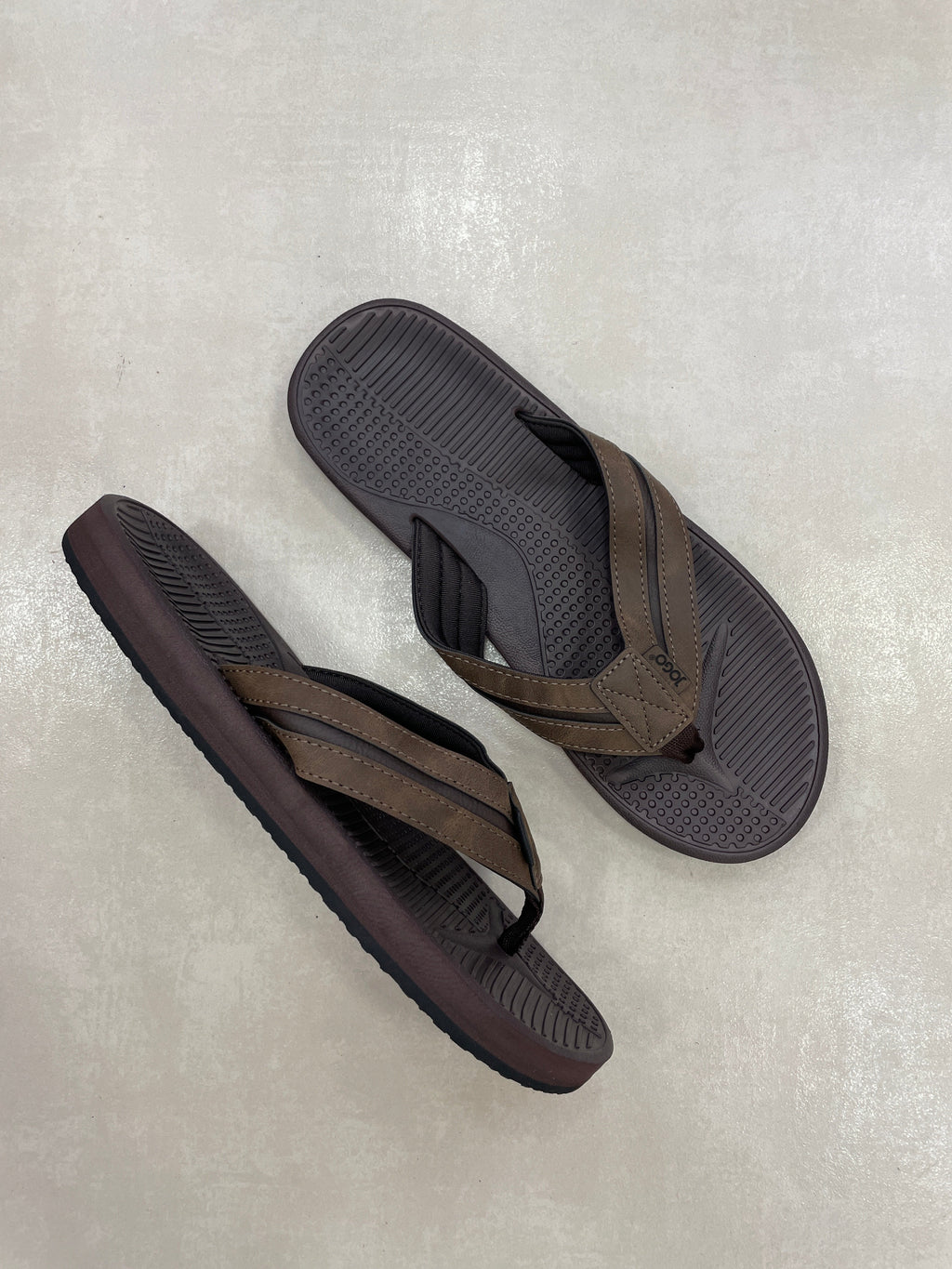 Chancletas En Marrón Oscuro Con Acabado Mate Y Correa De Doble Capa – Soporte Firme Y Plantilla Ergonómica – 14398