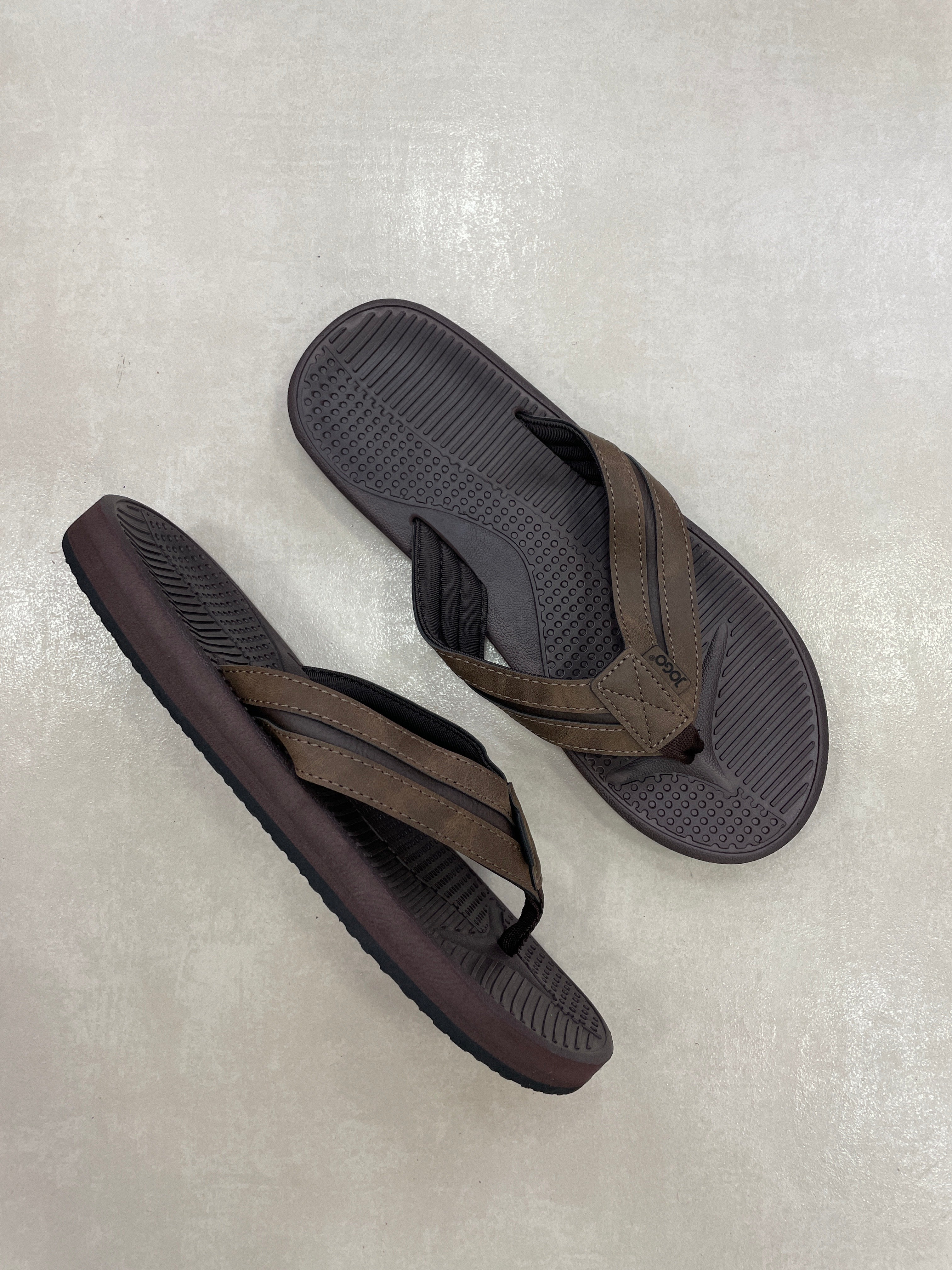 Chancletas En Marrón Oscuro Con Acabado Mate Y Correa De Doble Capa – Soporte Firme Y Plantilla Ergonómica – 14398