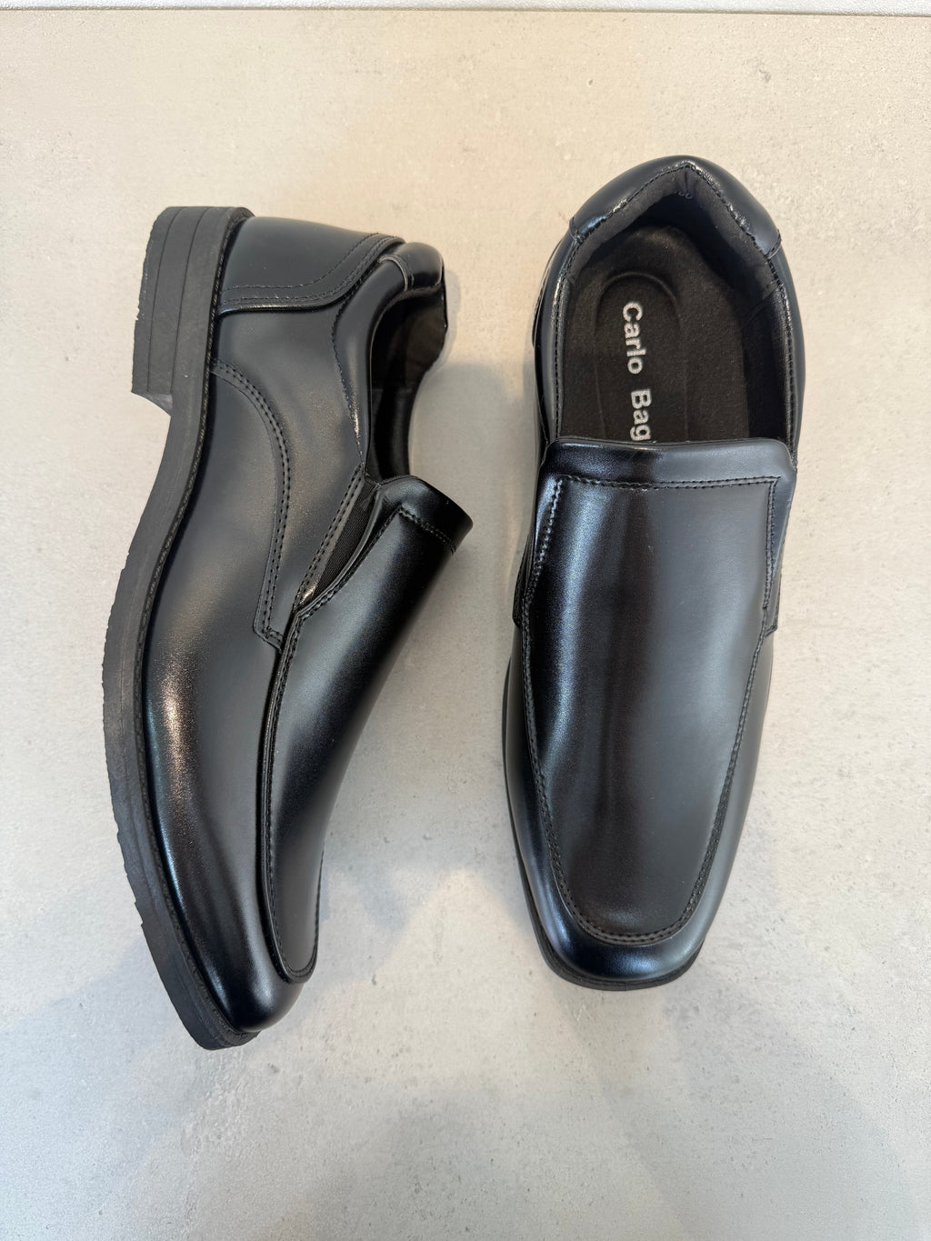 Zapatilla De Caballero En Cuero Negro Suave Con Brillo Discreto Y Cordones – 14098