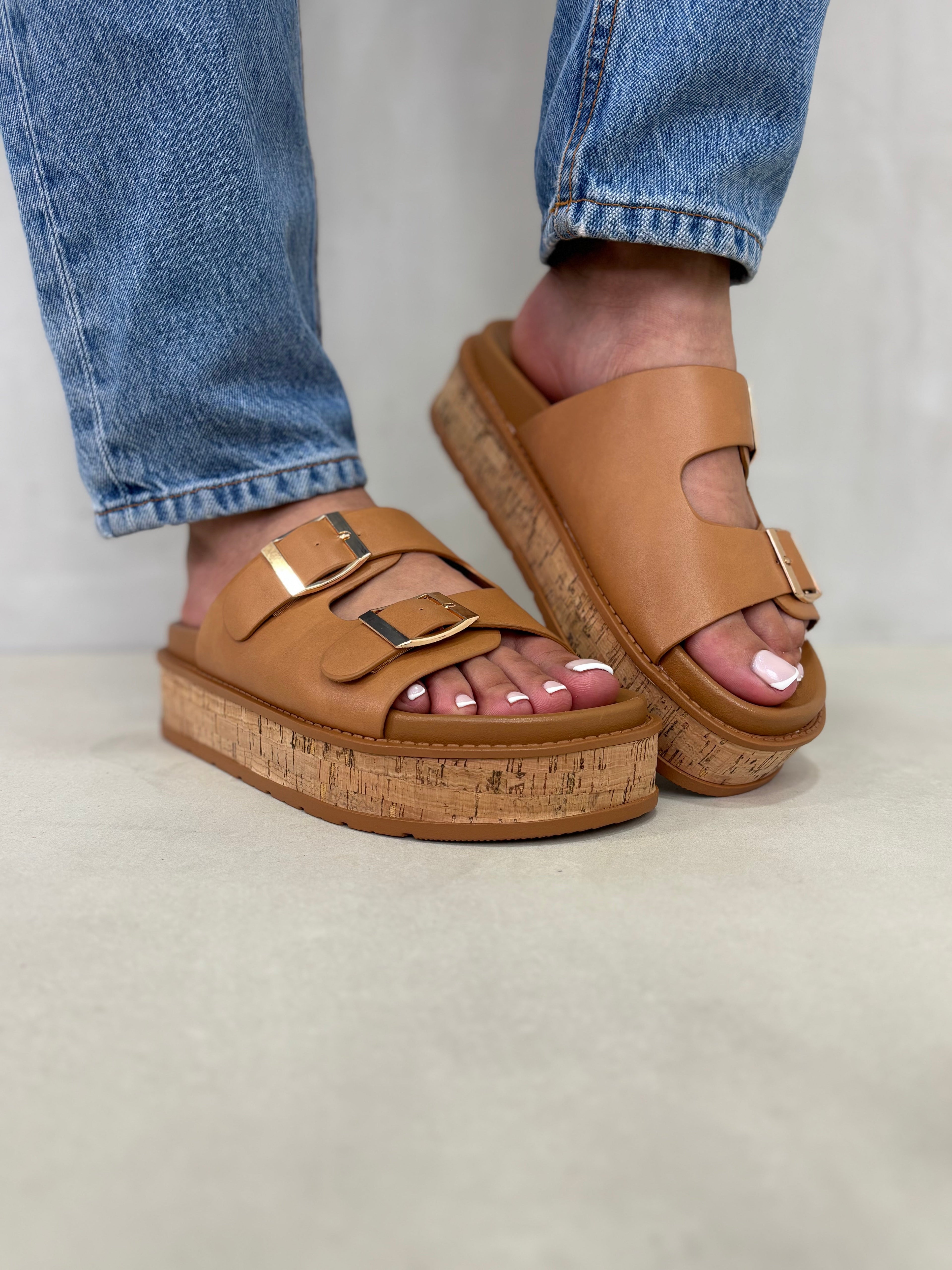 Sandalias Camel Plataforma 14351 Con Plataforma Alta Y Hebilla Dorada Para Ajuste Firme