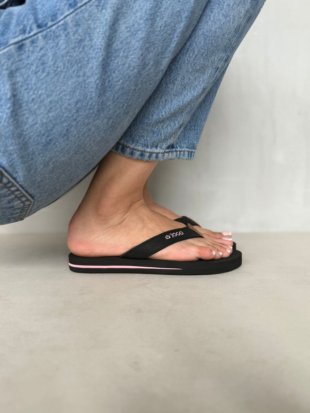 Chancletas Negras Con Detalle Rosa 14389 Con Correa Texturizada Y Refuerzo Sintético