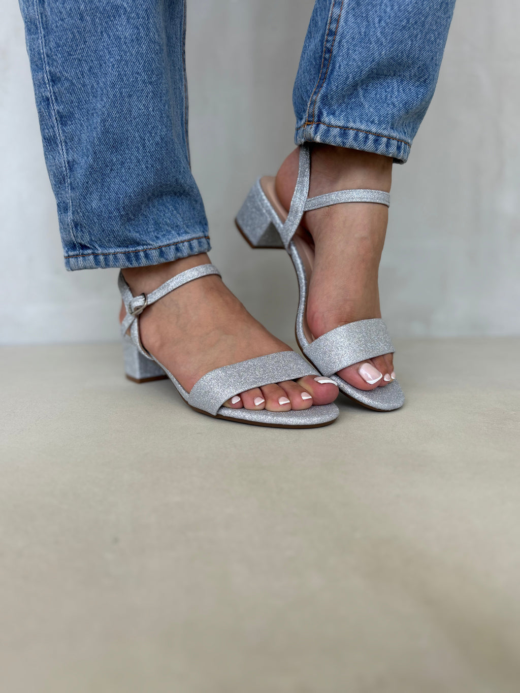 Sandalias Brillo Plateado Glitter 14248 Tacón Bajo Con Tiras Finas Y Pulsera Ajustable