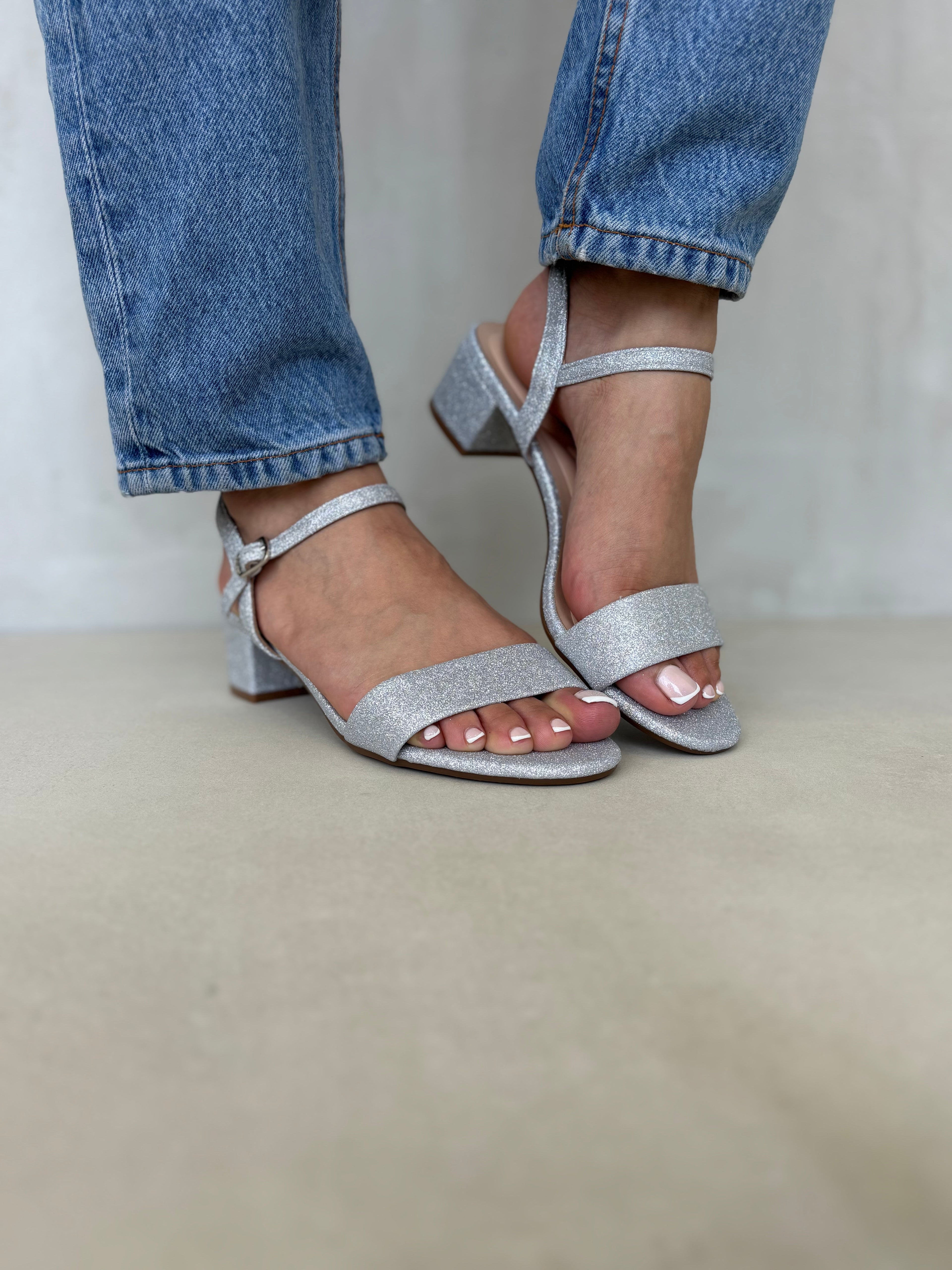 Sandalias Brillo Plateado Glitter 14248 Tacón Bajo Con Tiras Finas Y Pulsera Ajustable