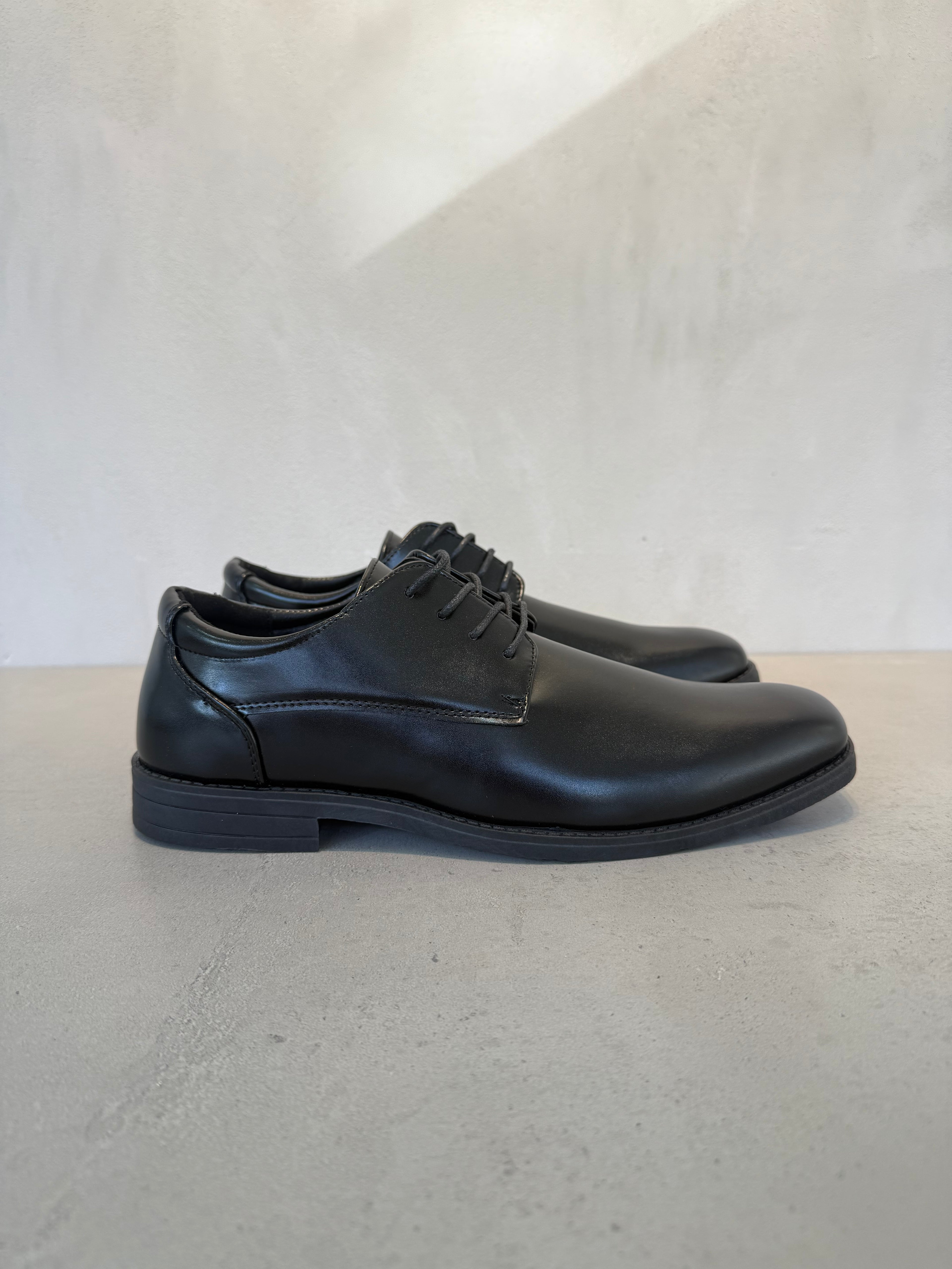 Zapato Casual De Piel Negra Con Cordones Y Suela De Caucho, Acabado Liso Que Realza La Textura De La Piel – 14100